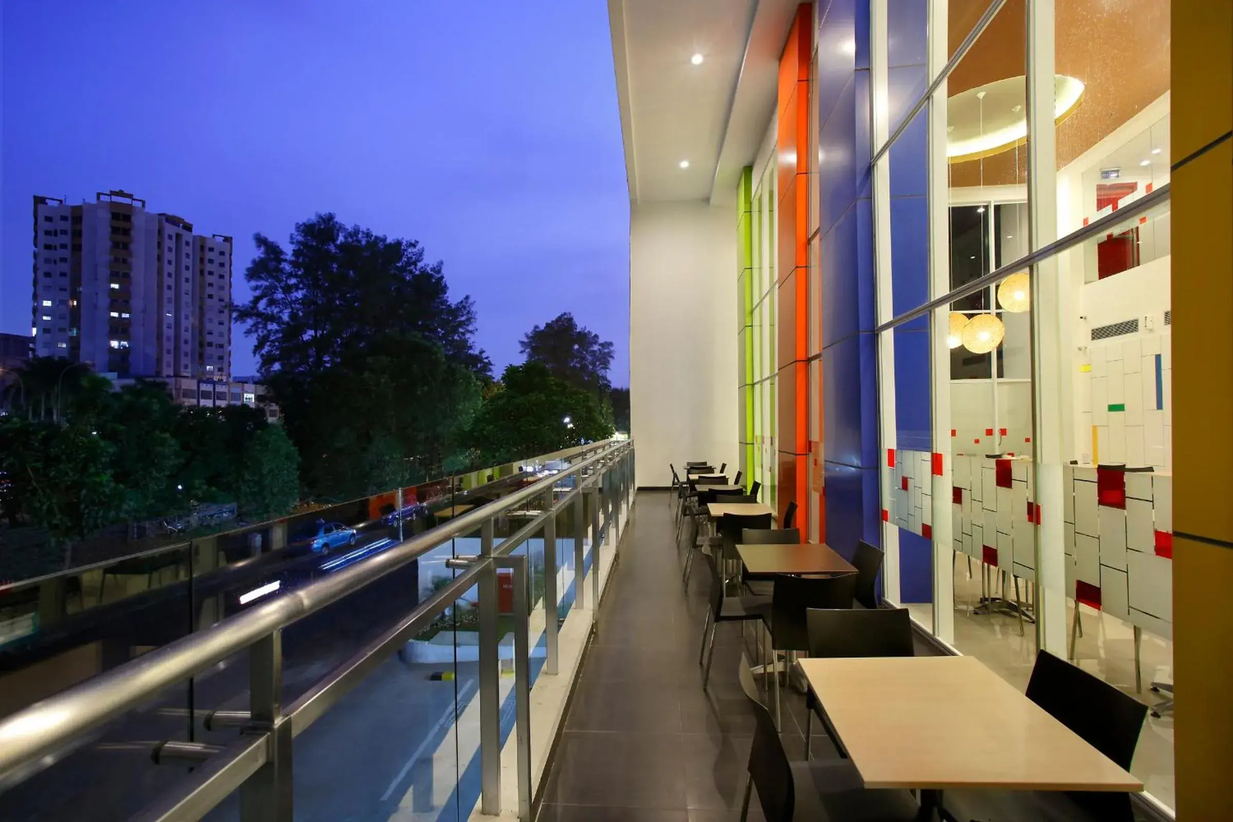 Restaurant/places to eat, Balcony/Terrace in Amaris Hotel Dr. Susilo Grogol