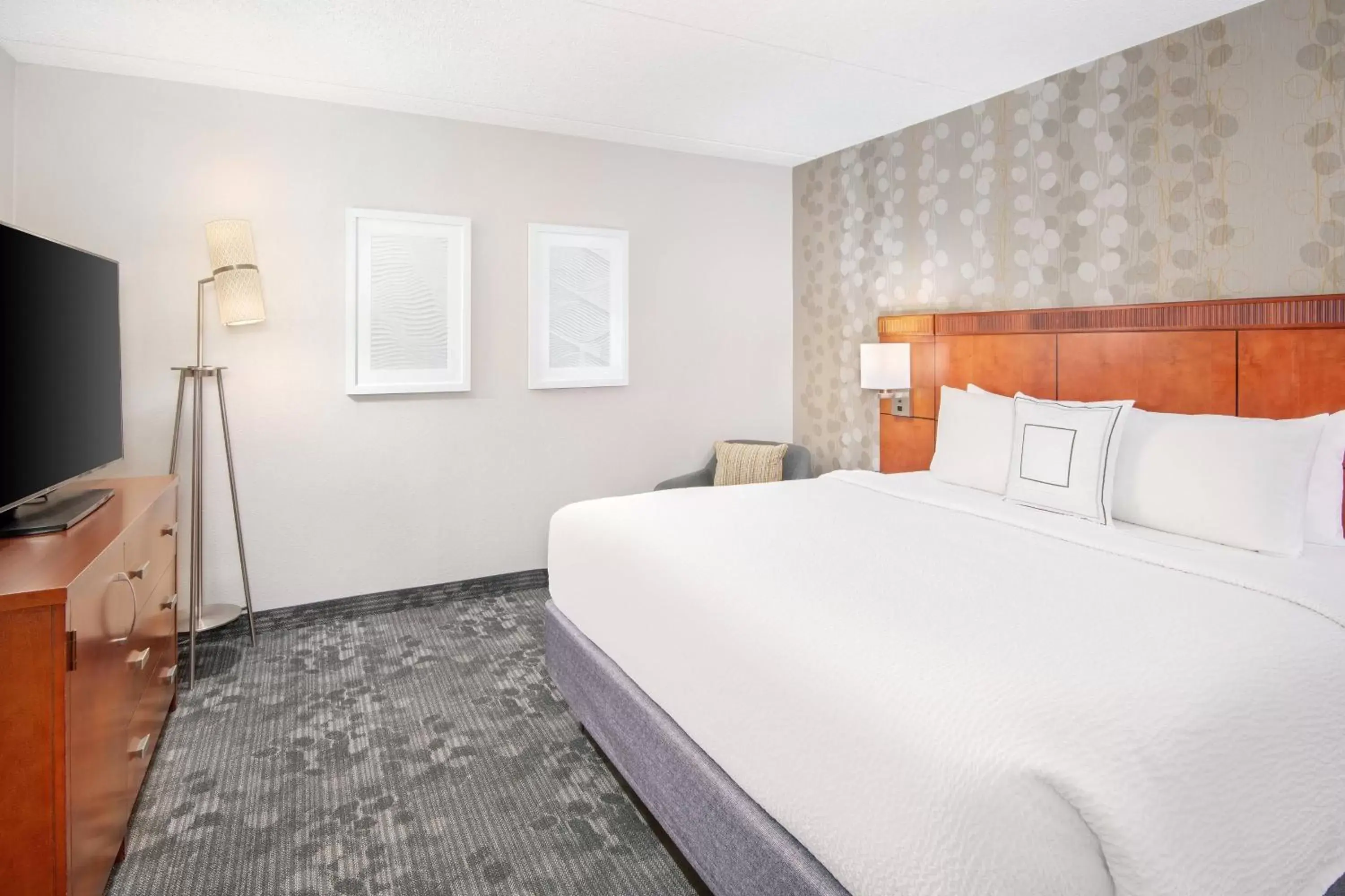 Photo of the whole room, Bed in Courtyard by Marriott Birmingham Homewood