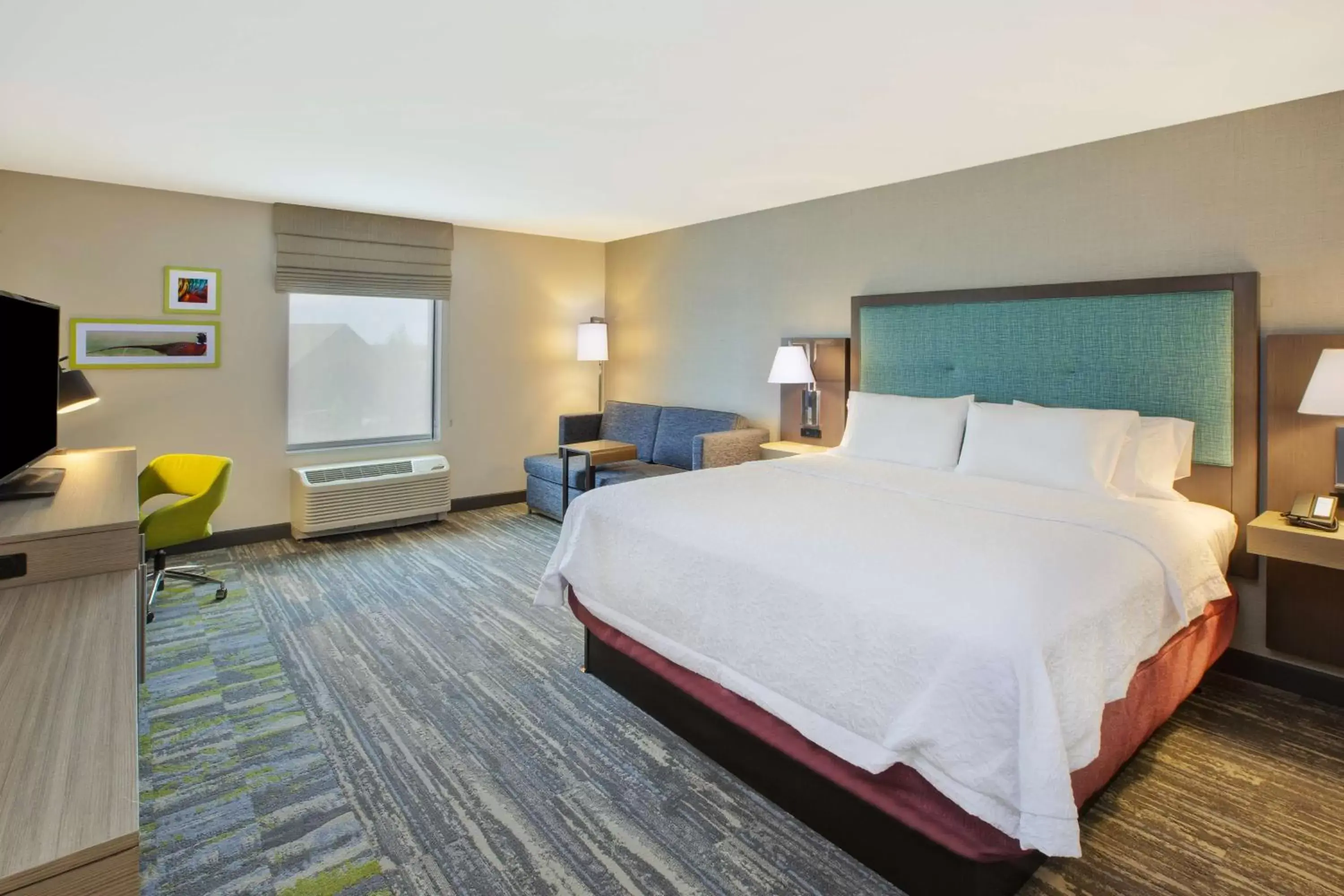 Bedroom, Bed in Hampton Inn & Suites By Hilton, Southwest Sioux Falls