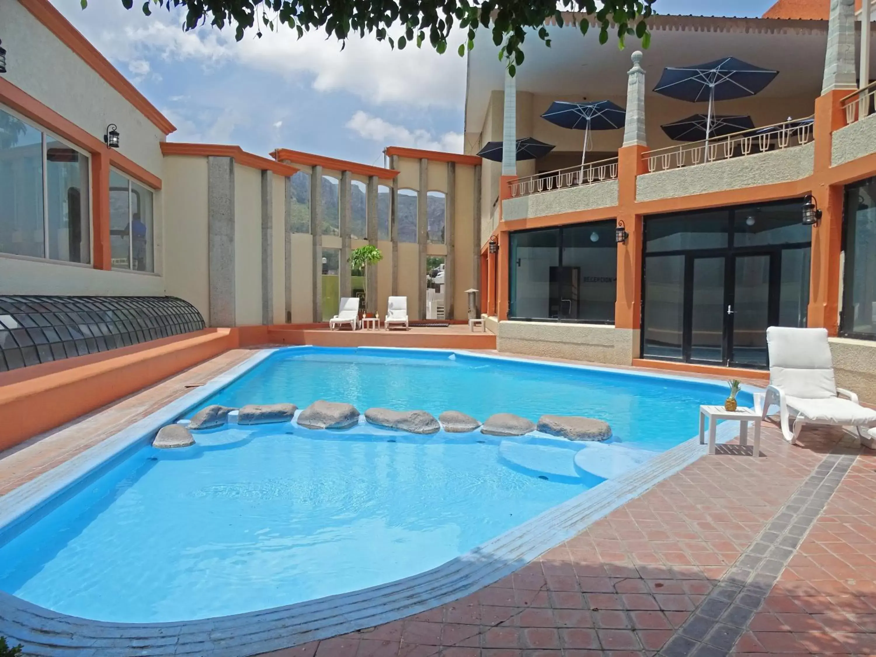 Swimming Pool in Hotel Paseo de la Presa