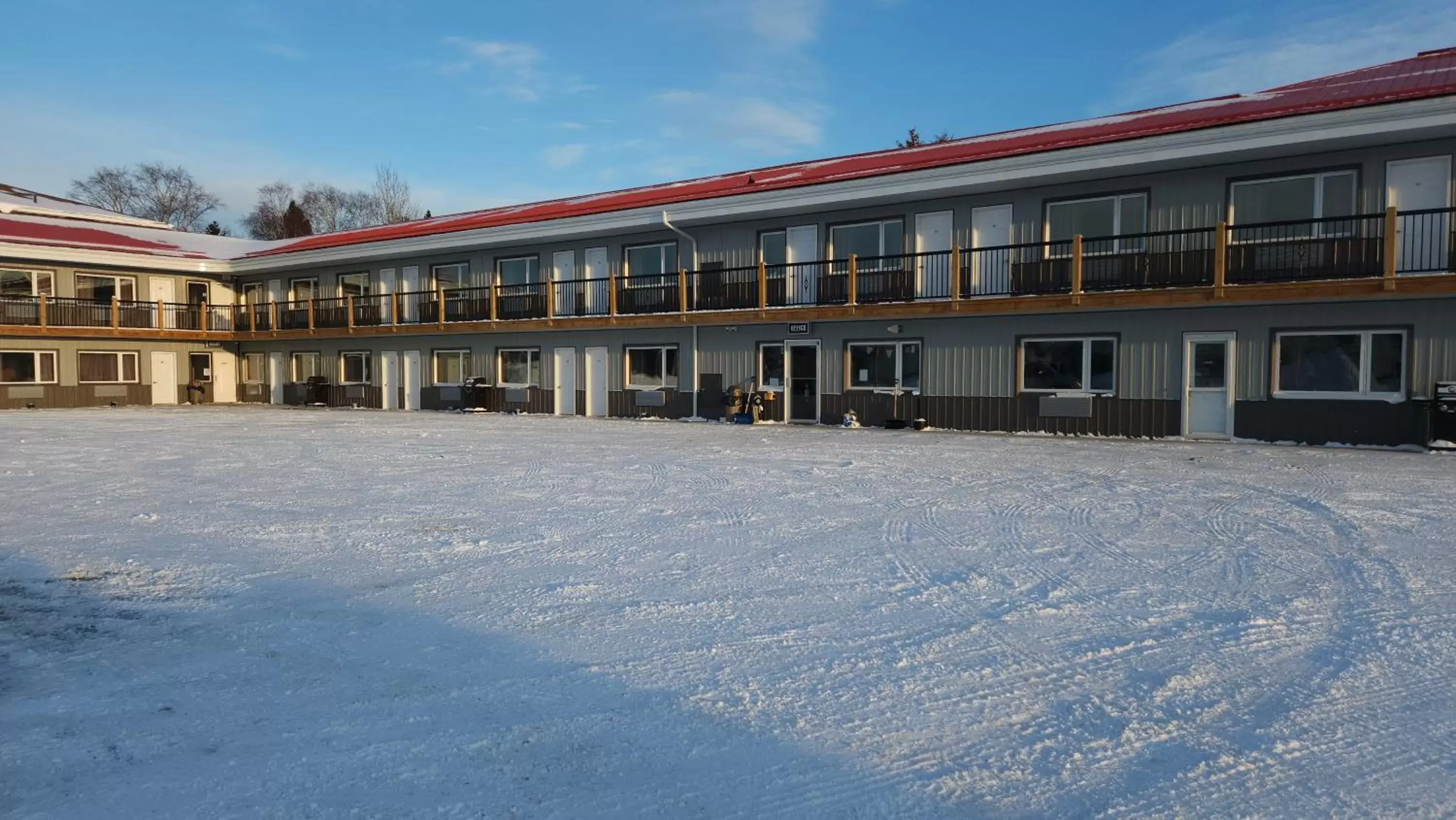 Property Building in Outdoorsman Motel