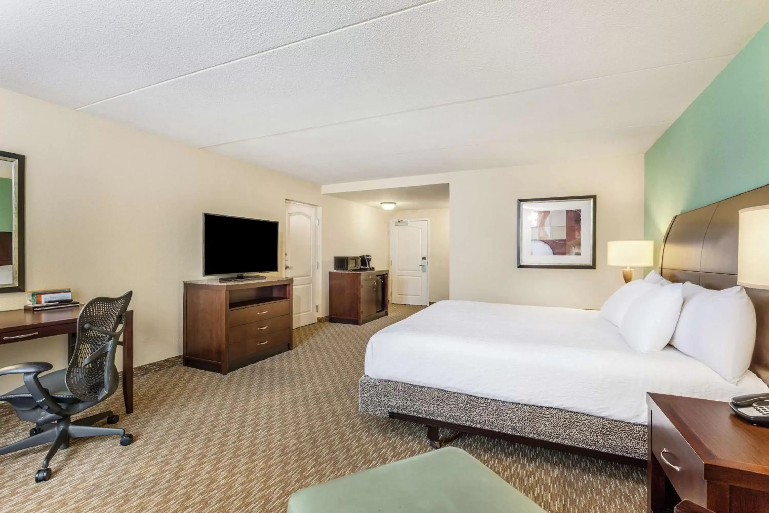 Bedroom, TV/Entertainment Center in Hilton Garden Inn Gainesville