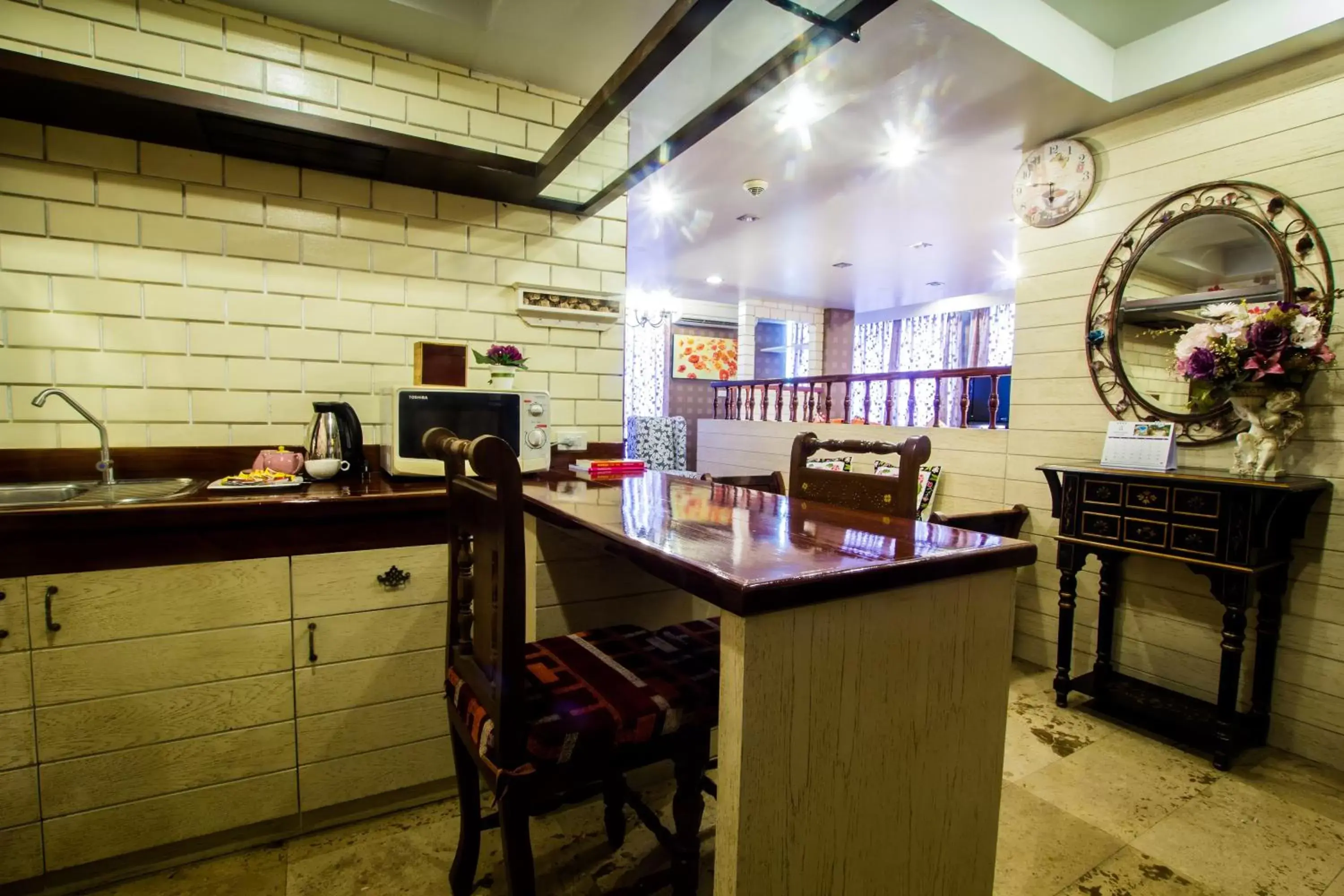 Kitchen or kitchenette, Lounge/Bar in Sabai Sabai@Sukhumvit Hotel