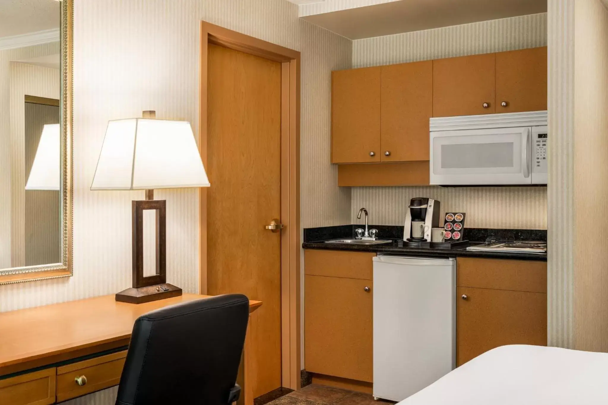 Photo of the whole room, Kitchen/Kitchenette in Holiday Inn & Suites North Vancouver, an IHG Hotel