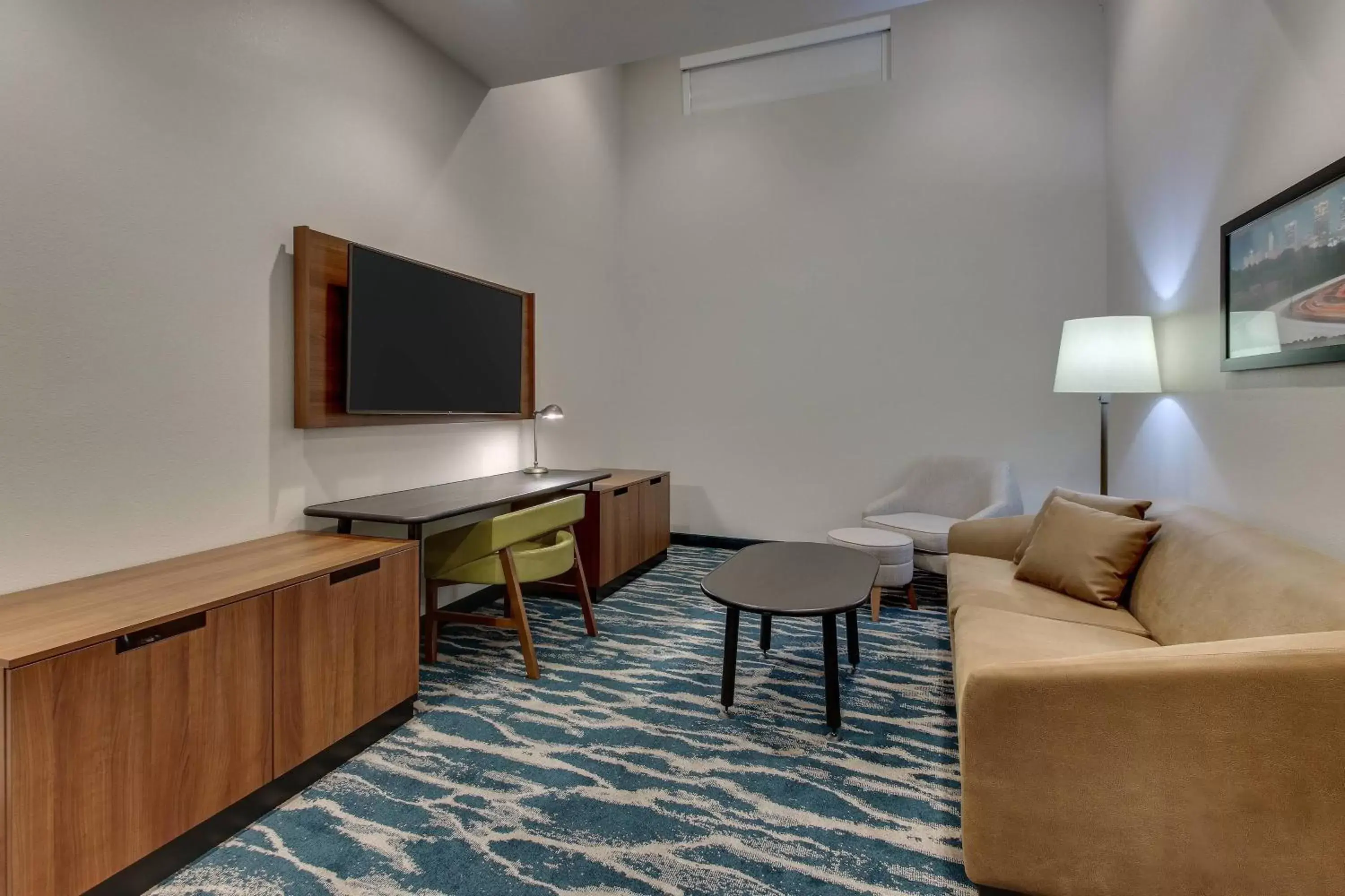 Living room, TV/Entertainment Center in Fairfield Inn & Suites by Marriott Birmingham Downtown