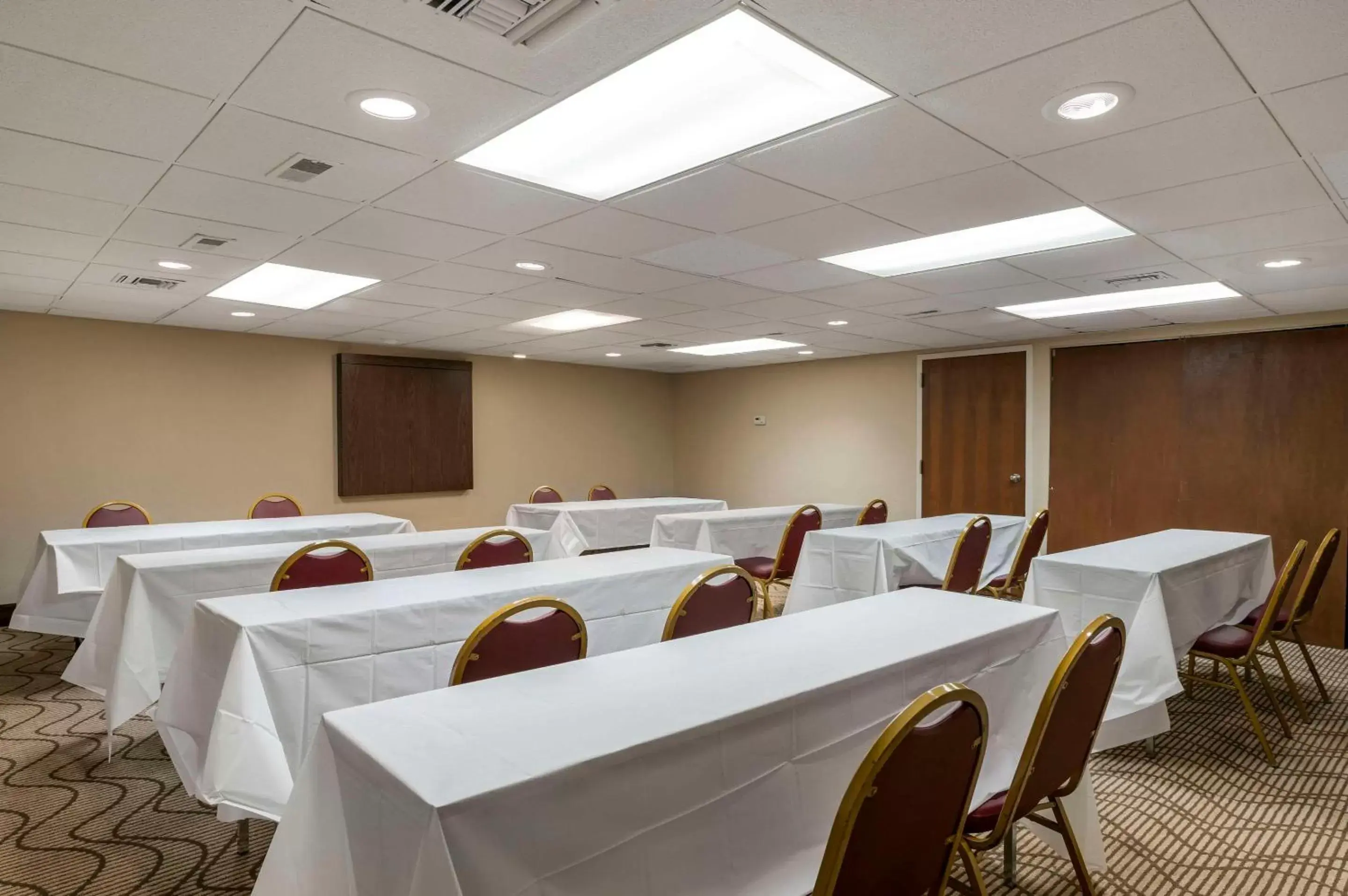 Meeting/conference room in Comfort Inn & Suites North at the Pyramids