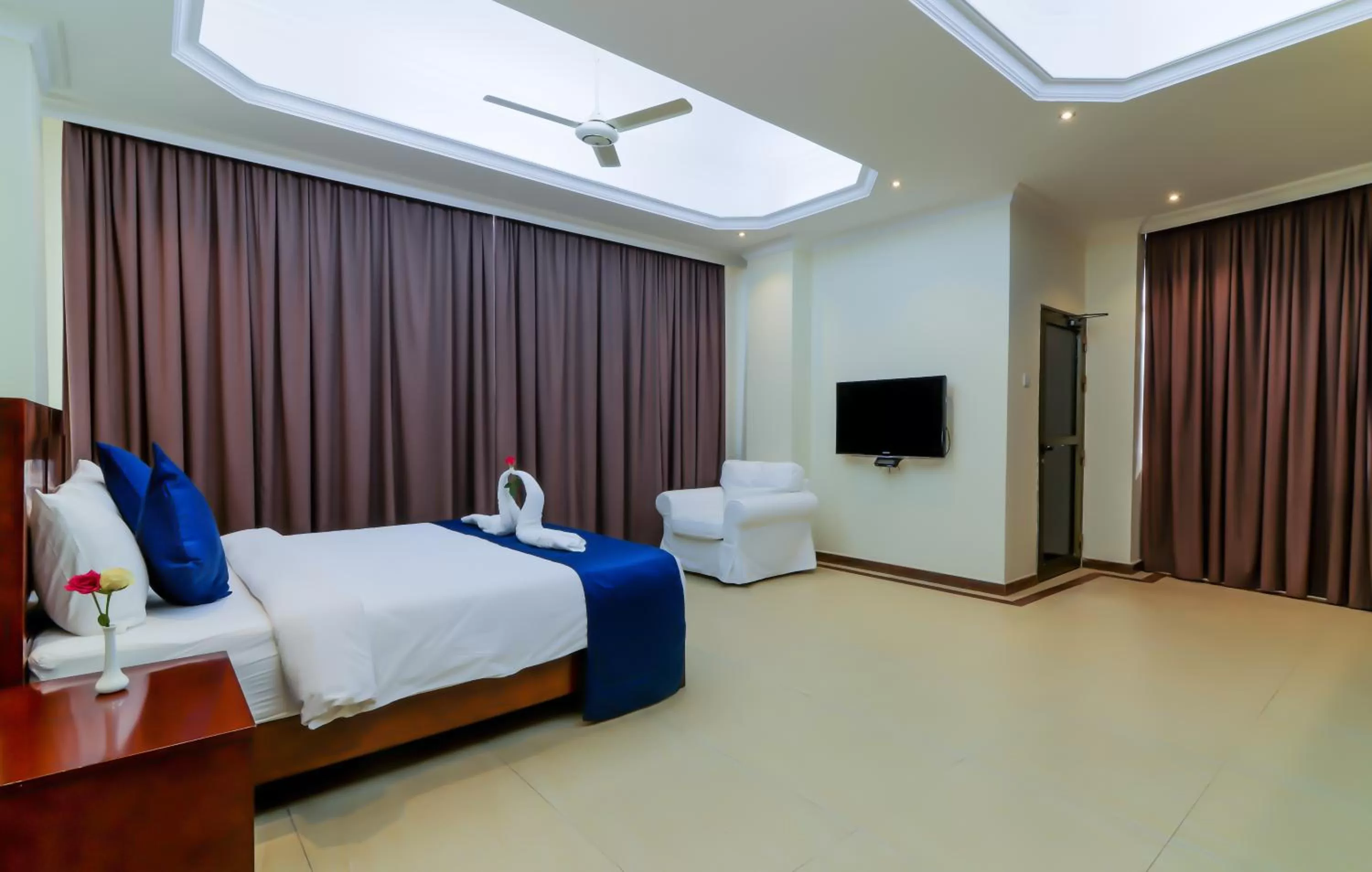 Bedroom, Bed in Tanzanite Executive Suites