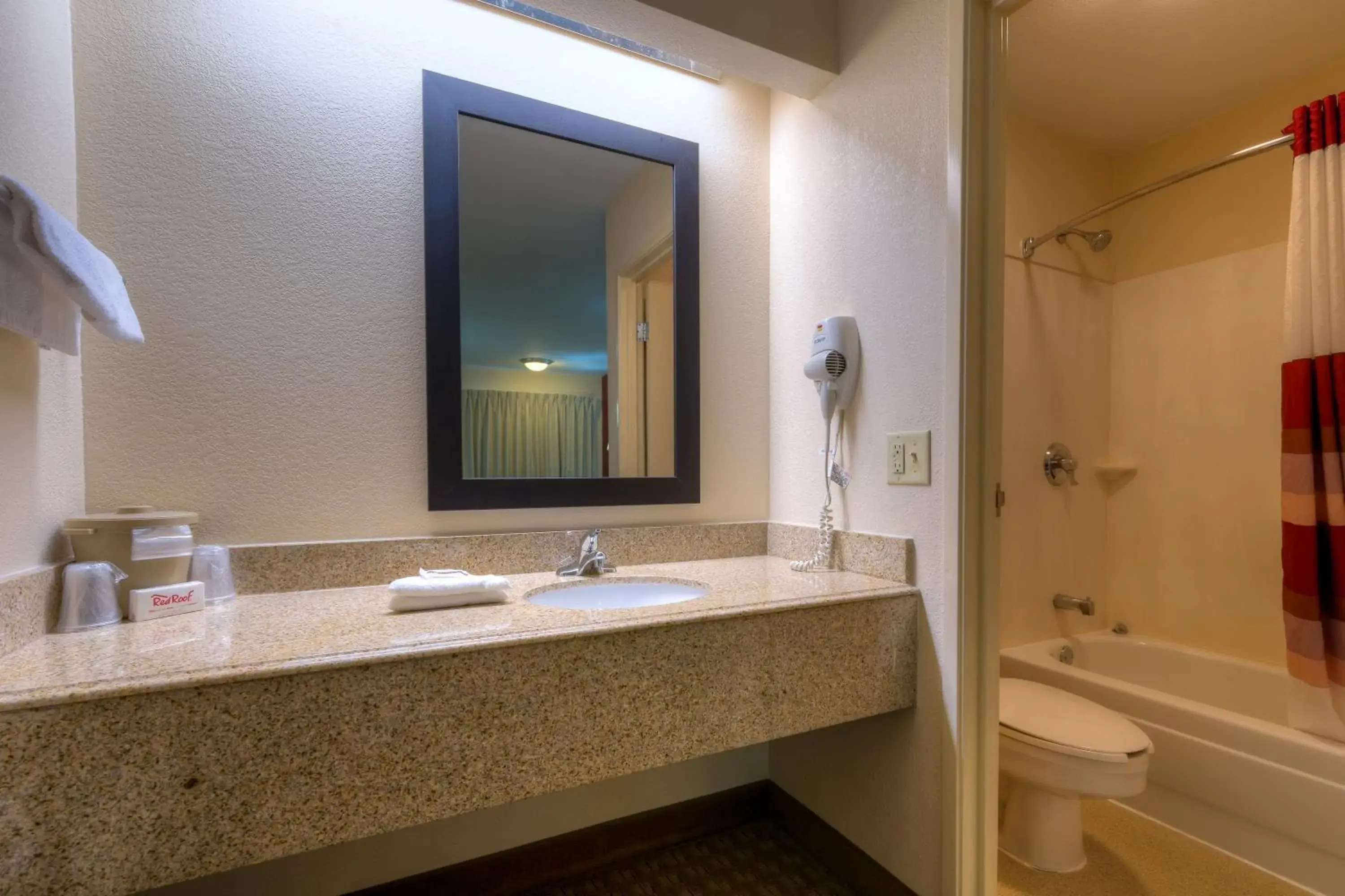 Superior King Room Smoking in Red Roof Inn Memphis East Superior King Room Smoking in Red Roof Inn Memphis East