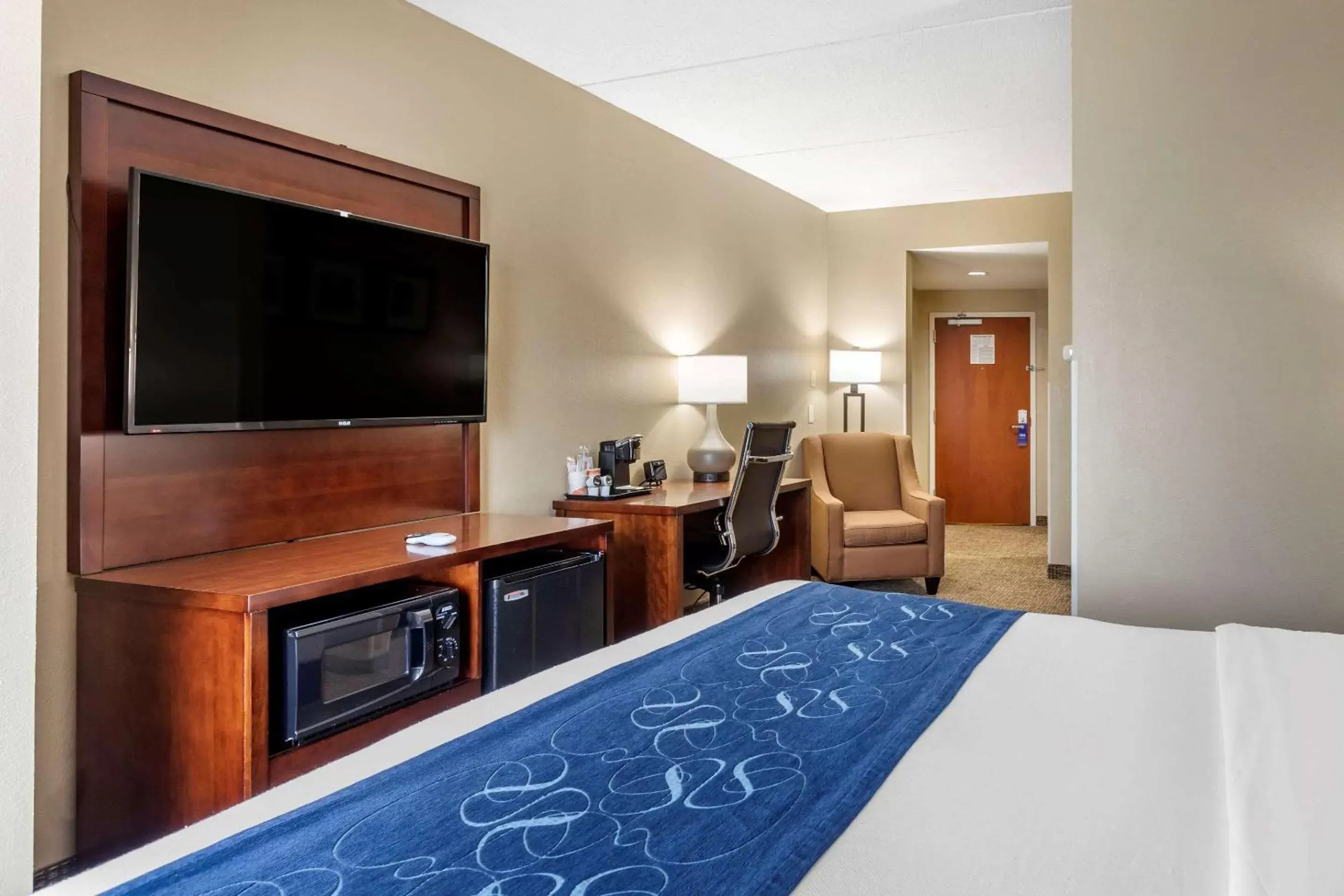 Photo of the whole room, TV/Entertainment Center in Comfort Suites Manchester