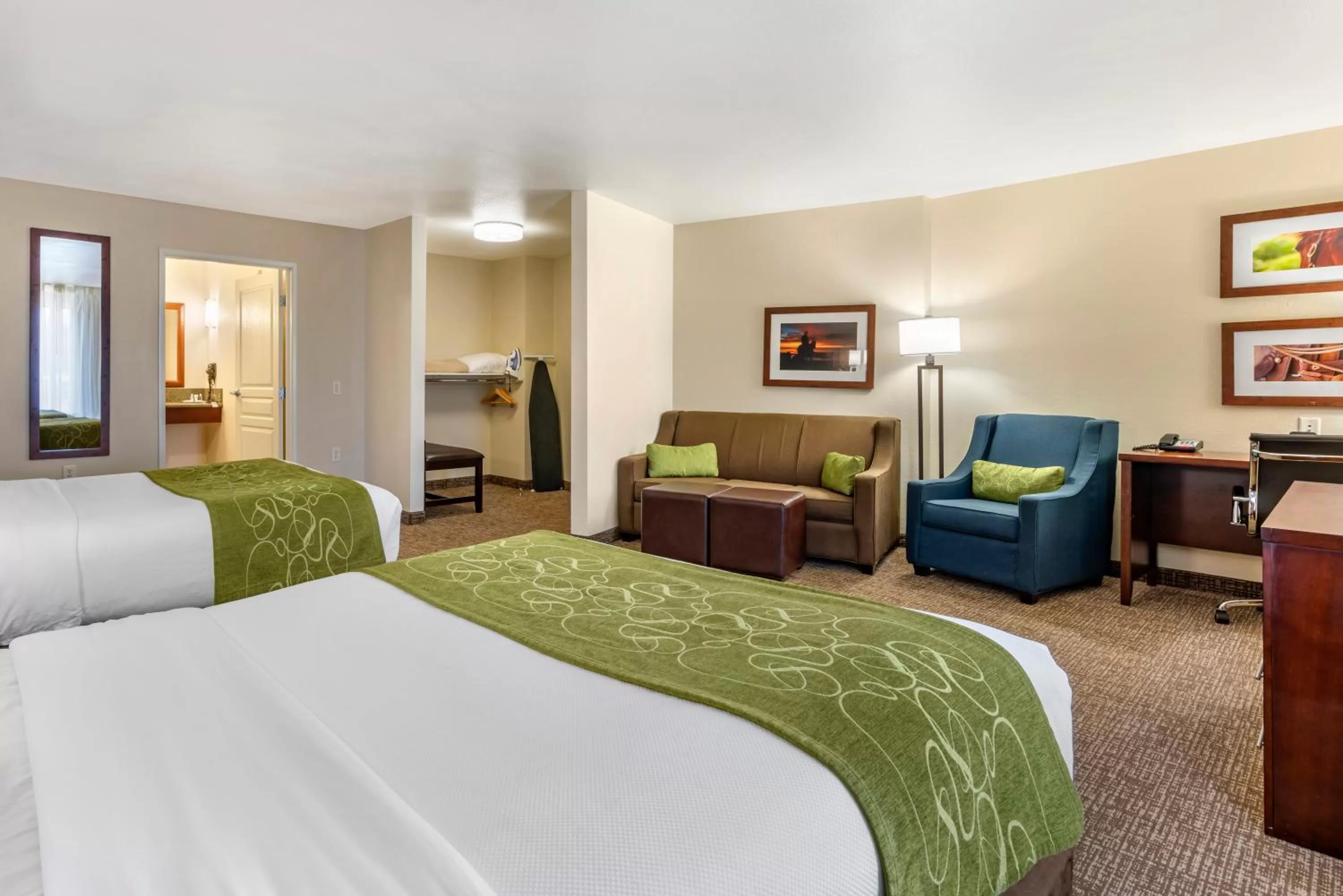 Photo of the whole room, Bed in Comfort Suites Fernley