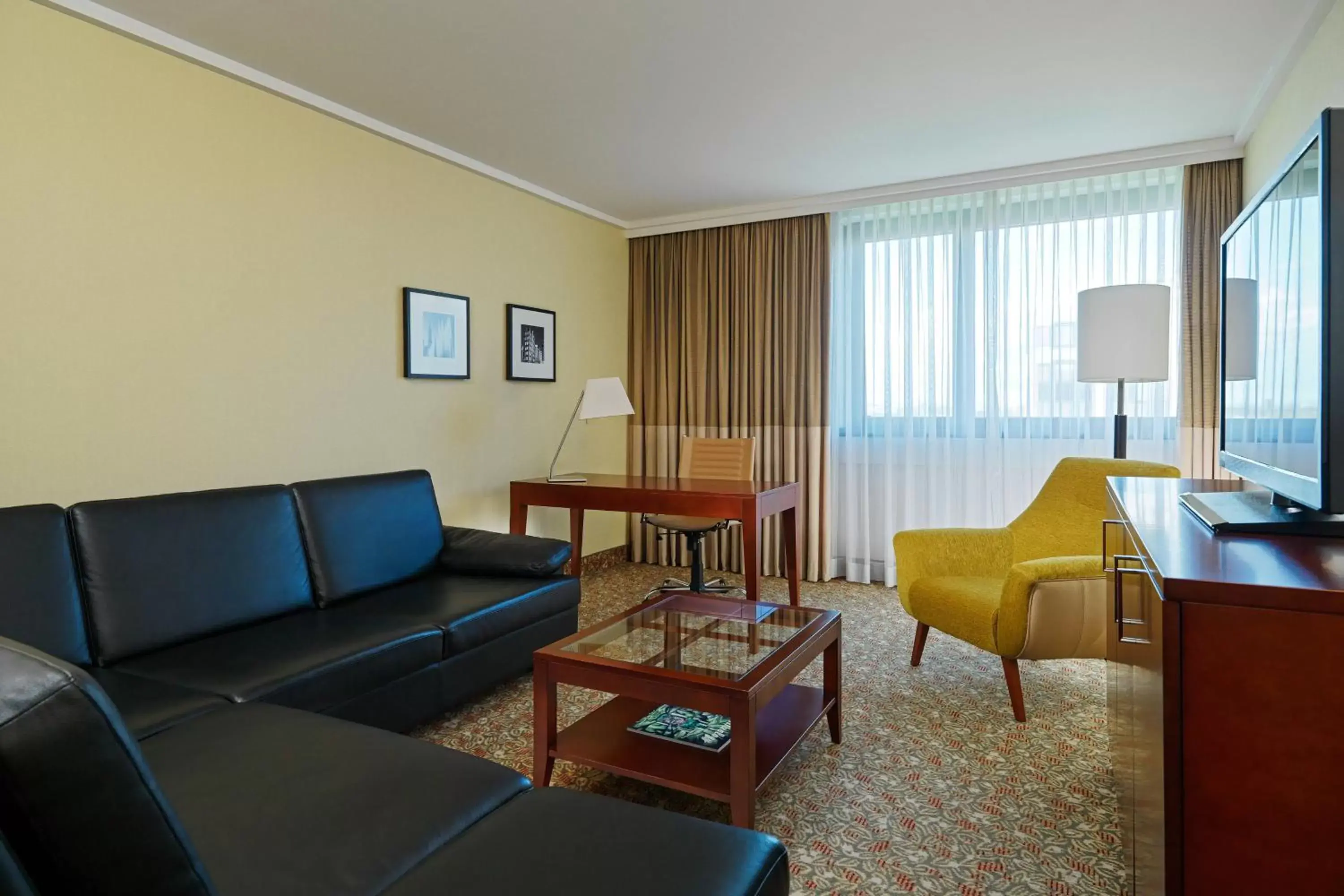 Living room, Seating Area in Courtyard by Marriott Düsseldorf Seestern