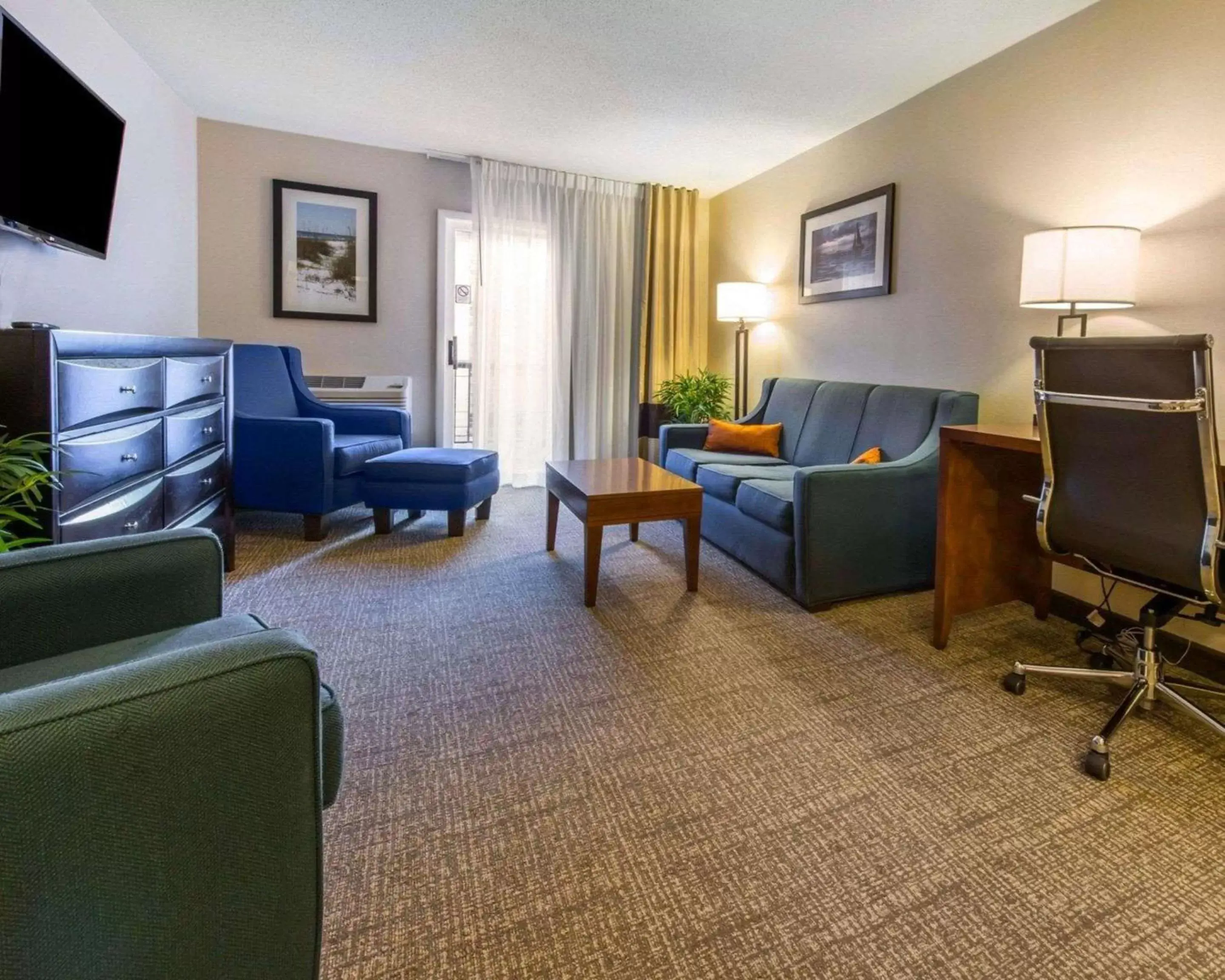 Photo of the whole room, Seating Area in Comfort Inn & Suites Erie