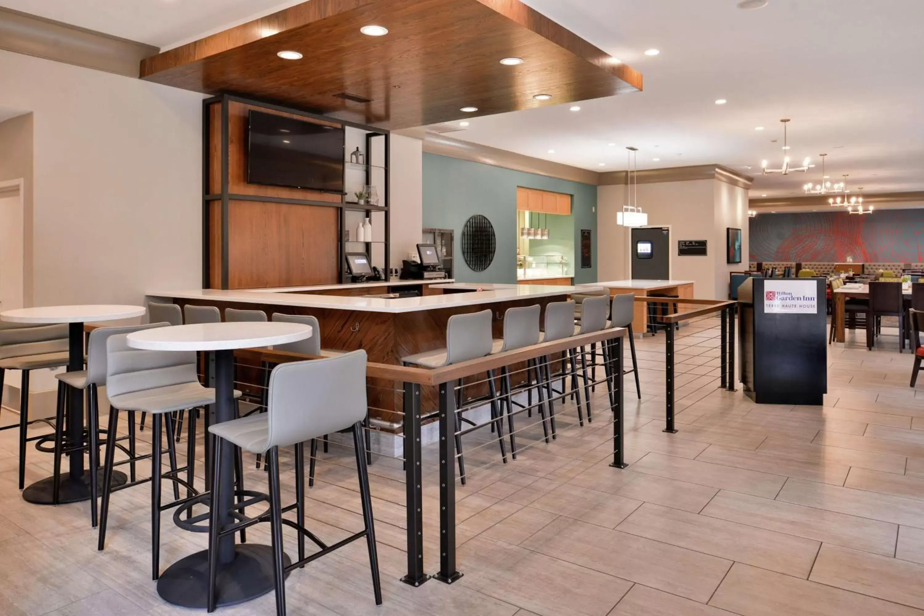 Dining area, Lounge/Bar in Hilton Garden Inn Terre Haute