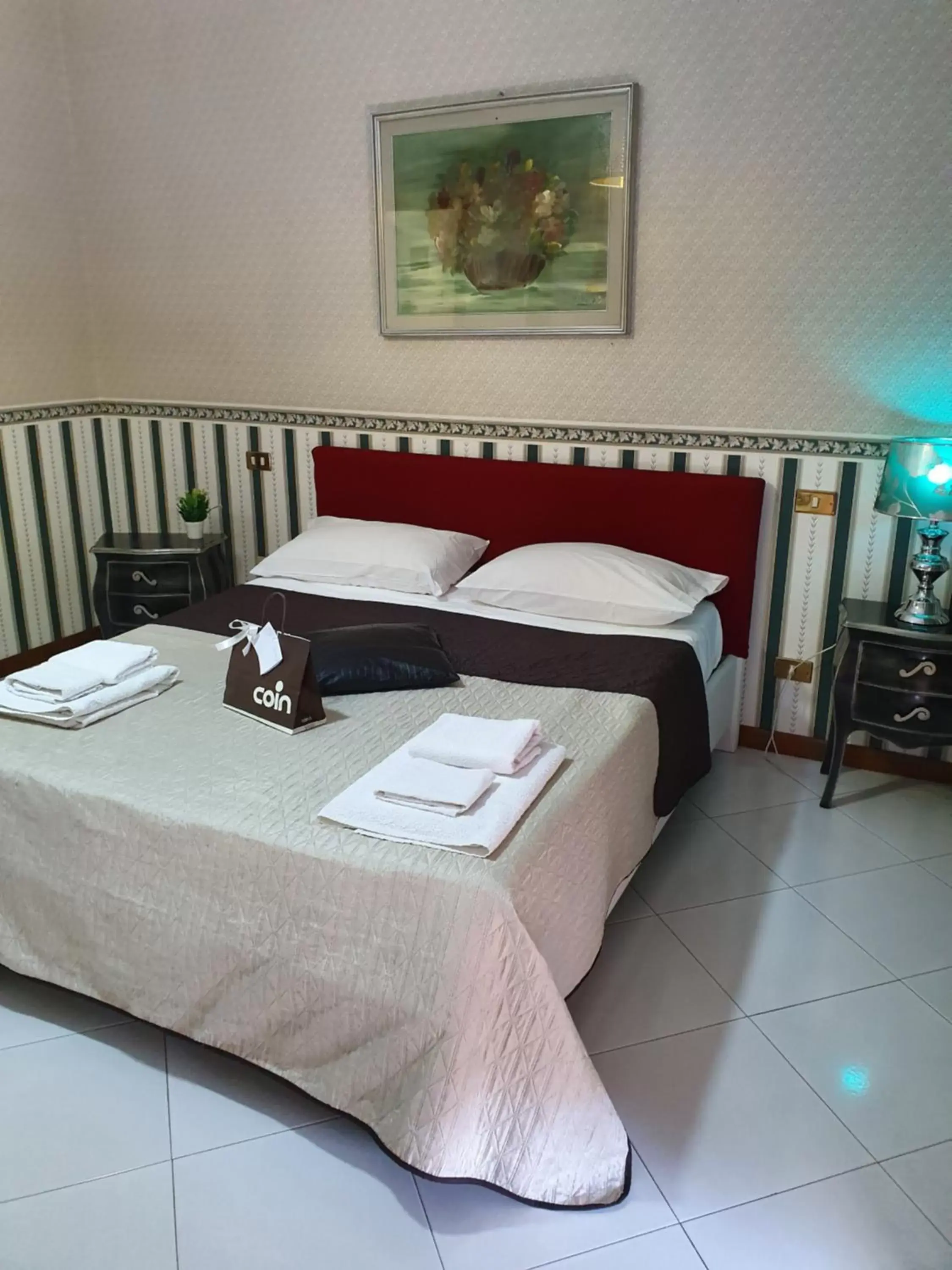 Bedroom, Bed in Alba central City
