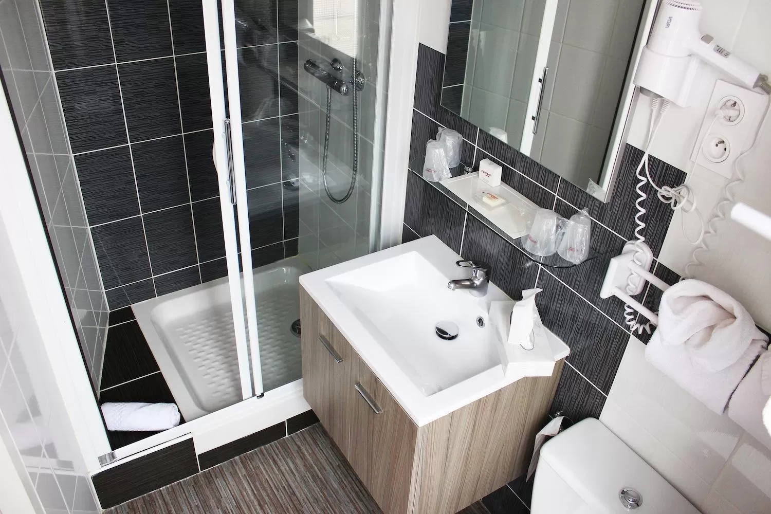 Toilet in Contact Hôtel les Platanes Villeneuve sur Lot Centre