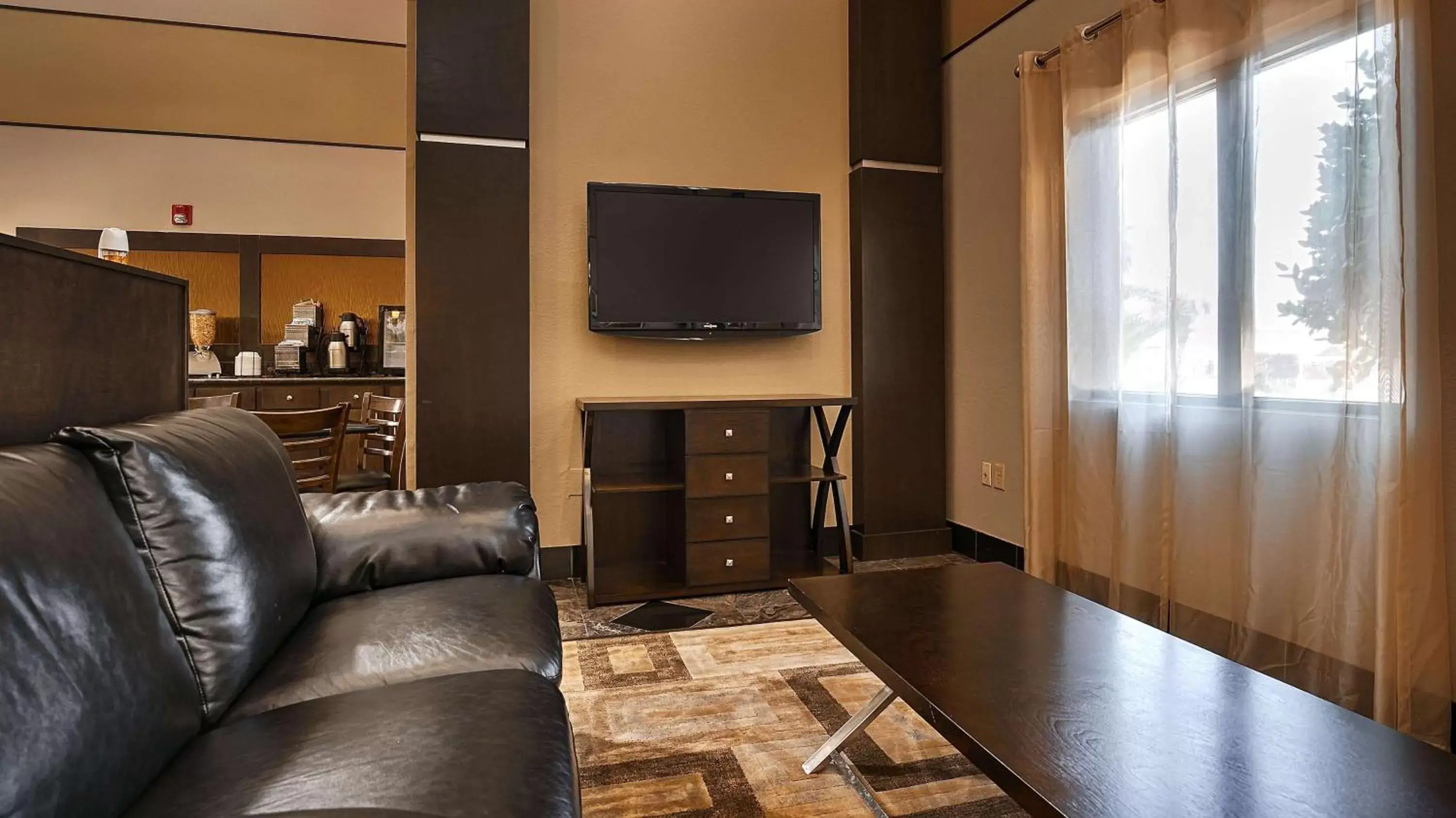 Lobby or reception, TV/Entertainment Center in Best Western Bayou Inn and Suites