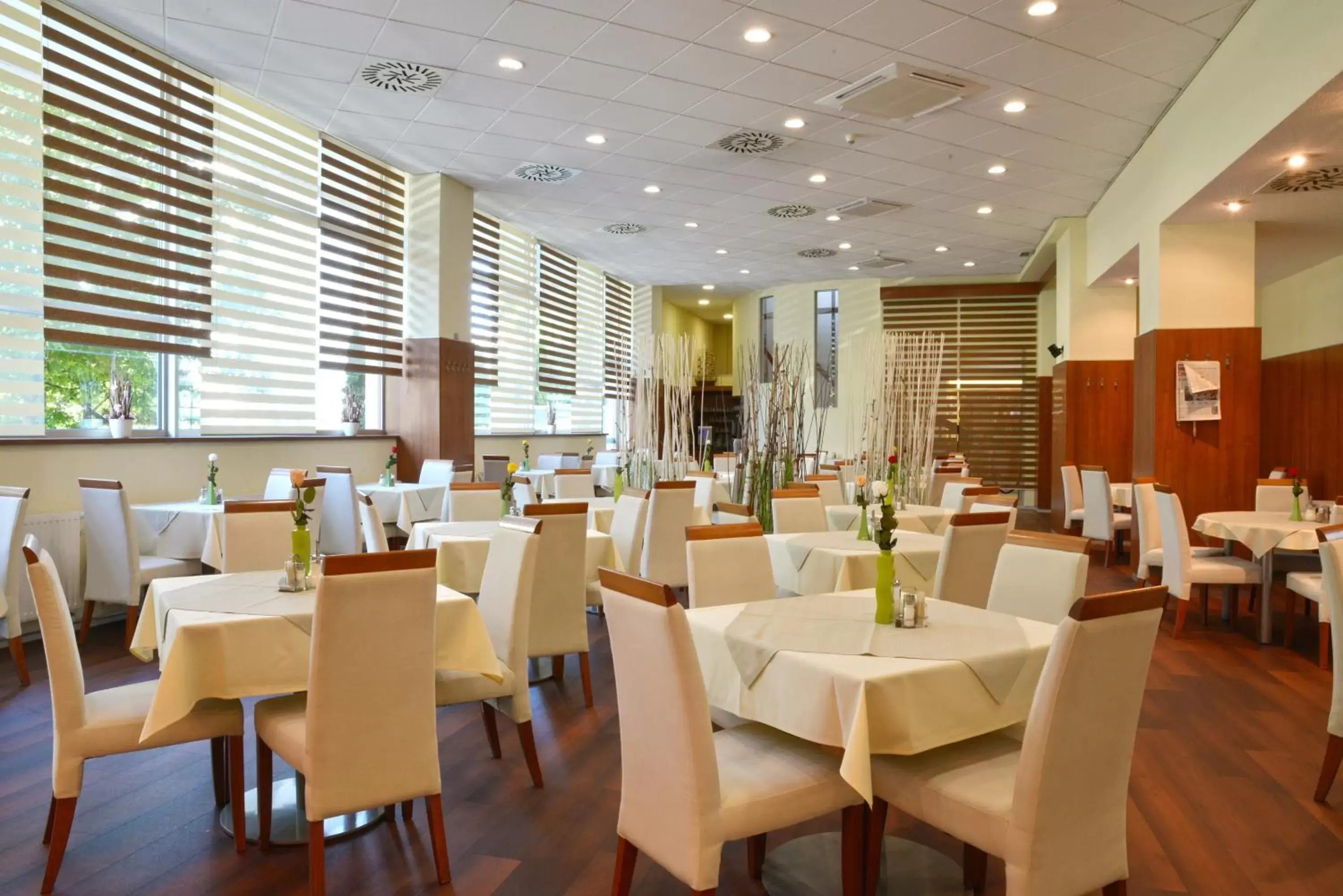 Restaurant/Places to Eat in Avanti Hotel
