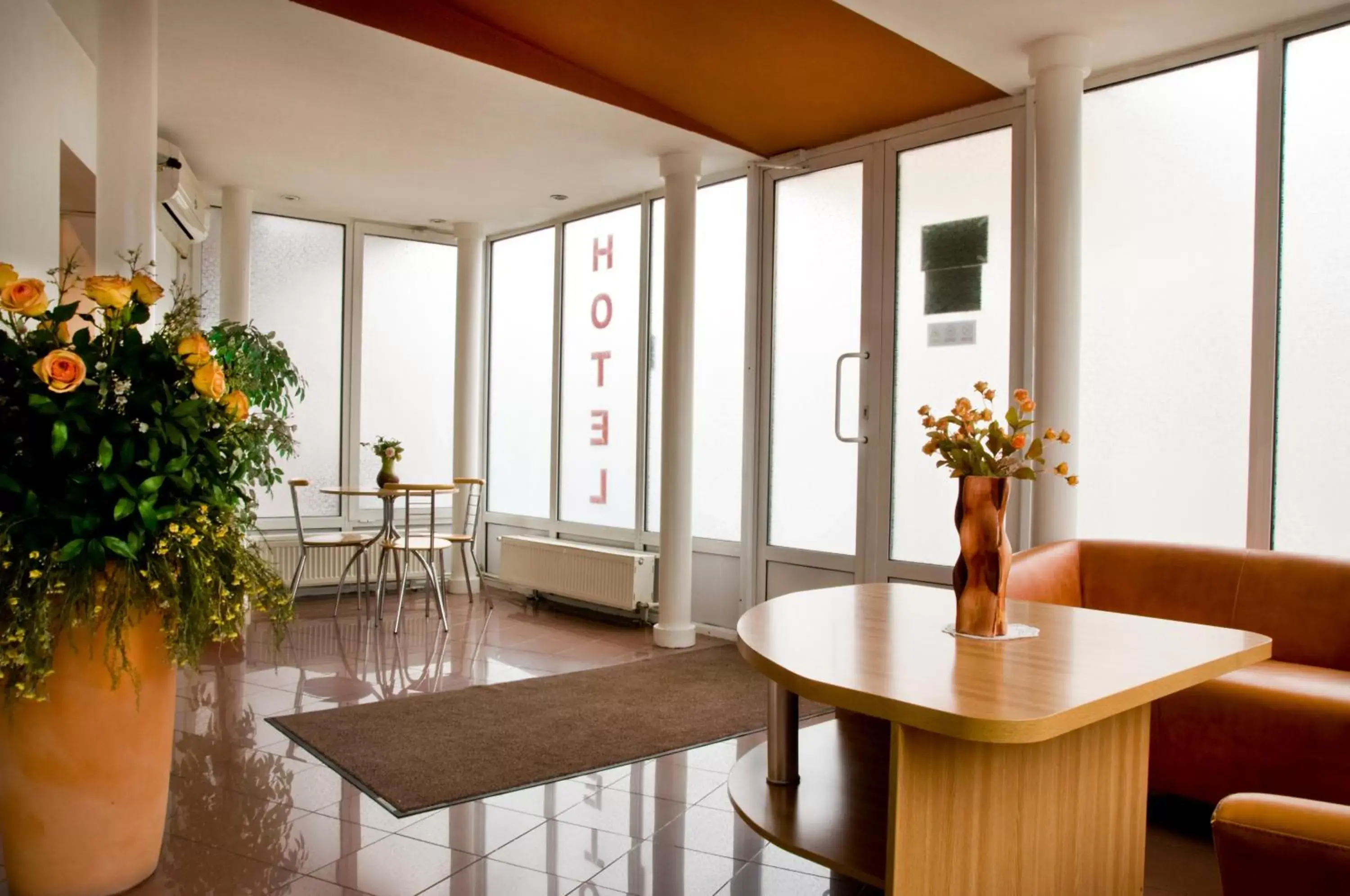 Lobby or reception, Dining Area in Hotel Est