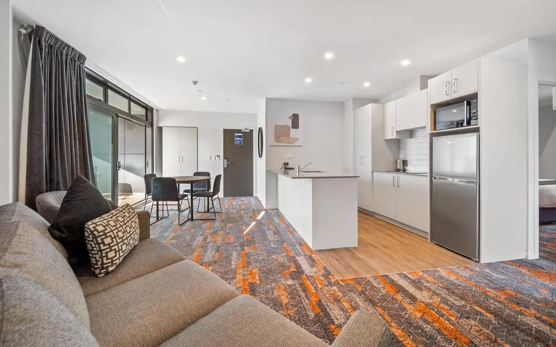 Kitchen or kitchenette, Seating Area in Ramada by Wyndham Newmarket Auckland