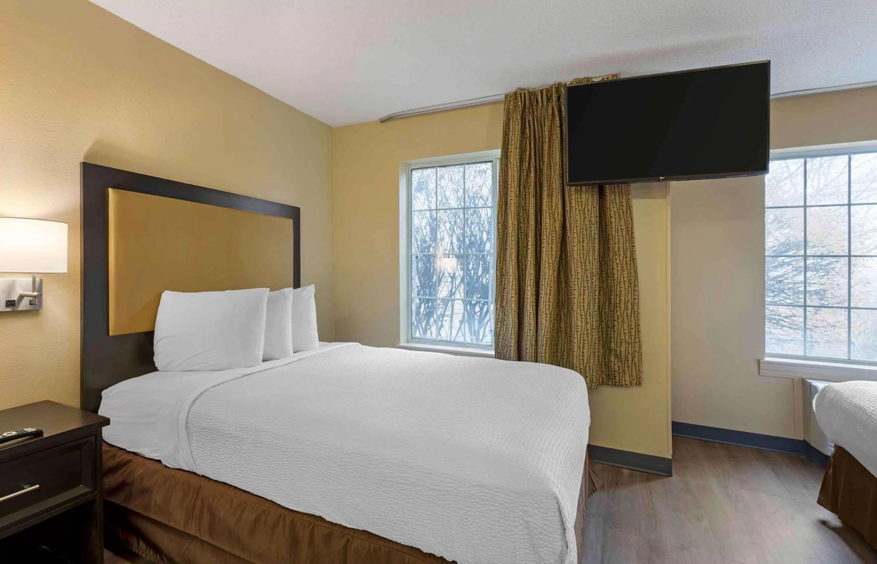 Bedroom, Bed in Extended Stay America Select Suites - St Louis - Airport - Central