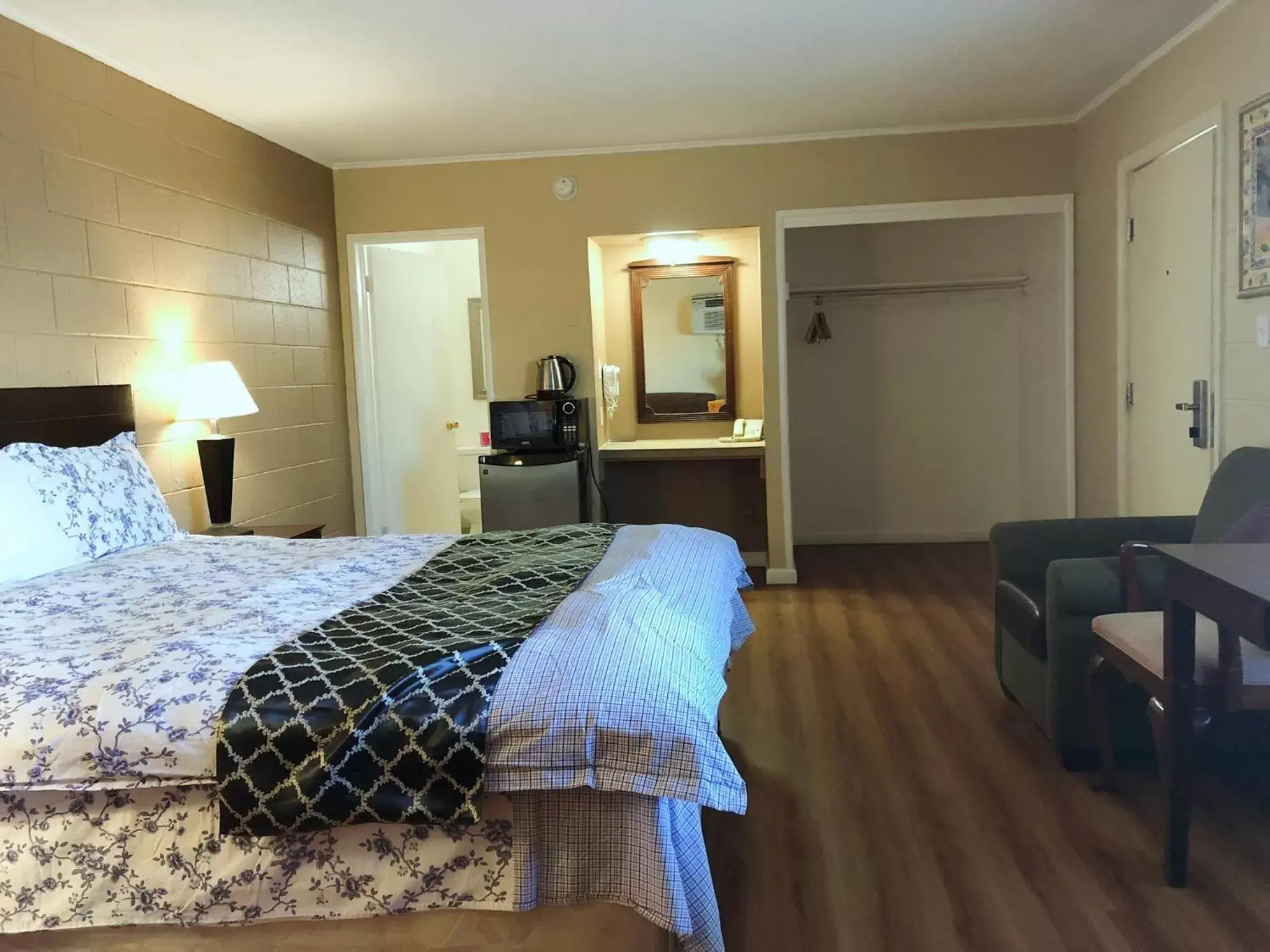 Bed in Royal Inn and Suites