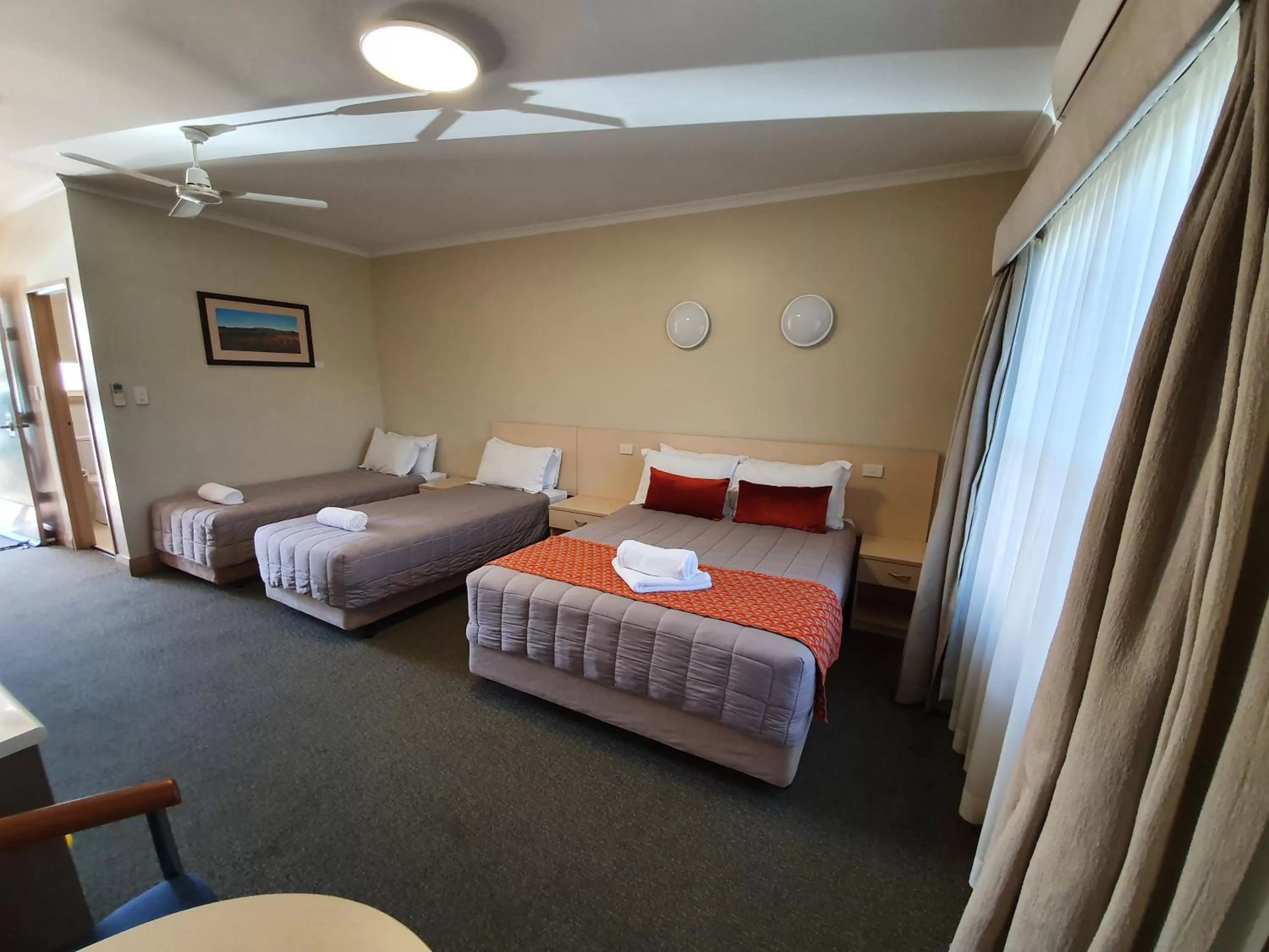 Photo of the whole room, Bed in Club Motor Inn