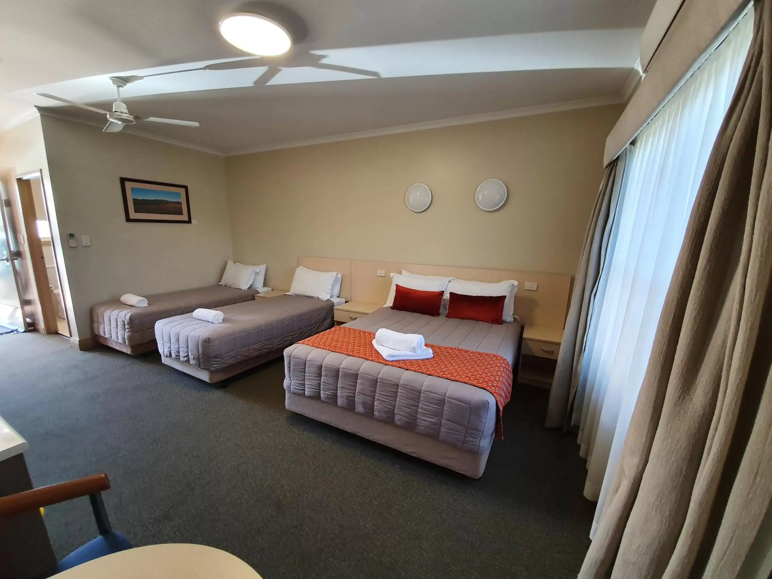 Photo of the whole room, Bed in Club Motor Inn