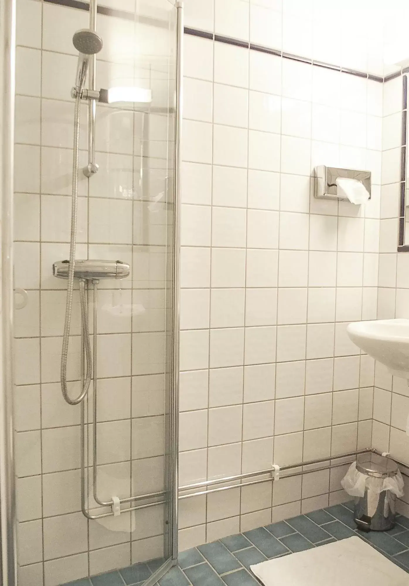 Shower, Bathroom in Hotel Esplanade, BW Signature Collection