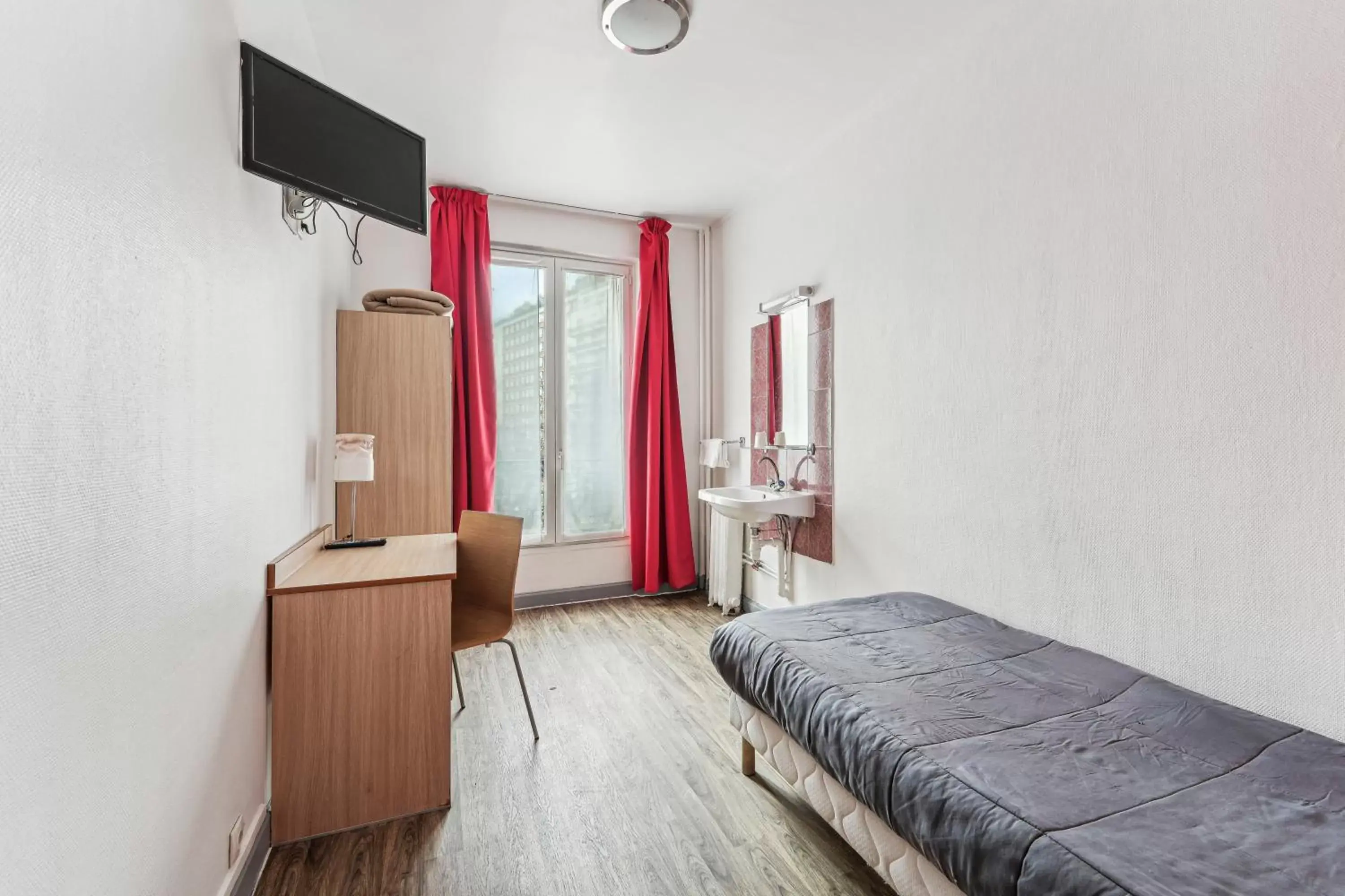 Bedroom, TV/Entertainment Center in Hotel Tolbiac