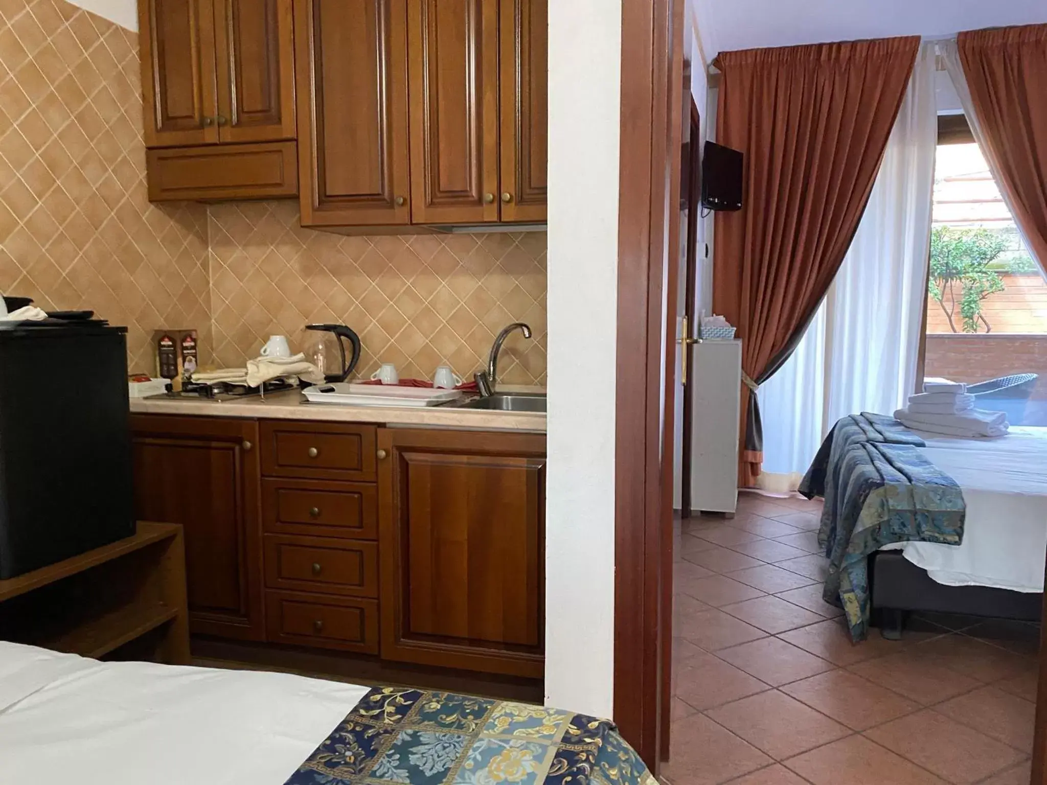 Kitchen or kitchenette, Kitchen/Kitchenette in Euro House Inn Airport