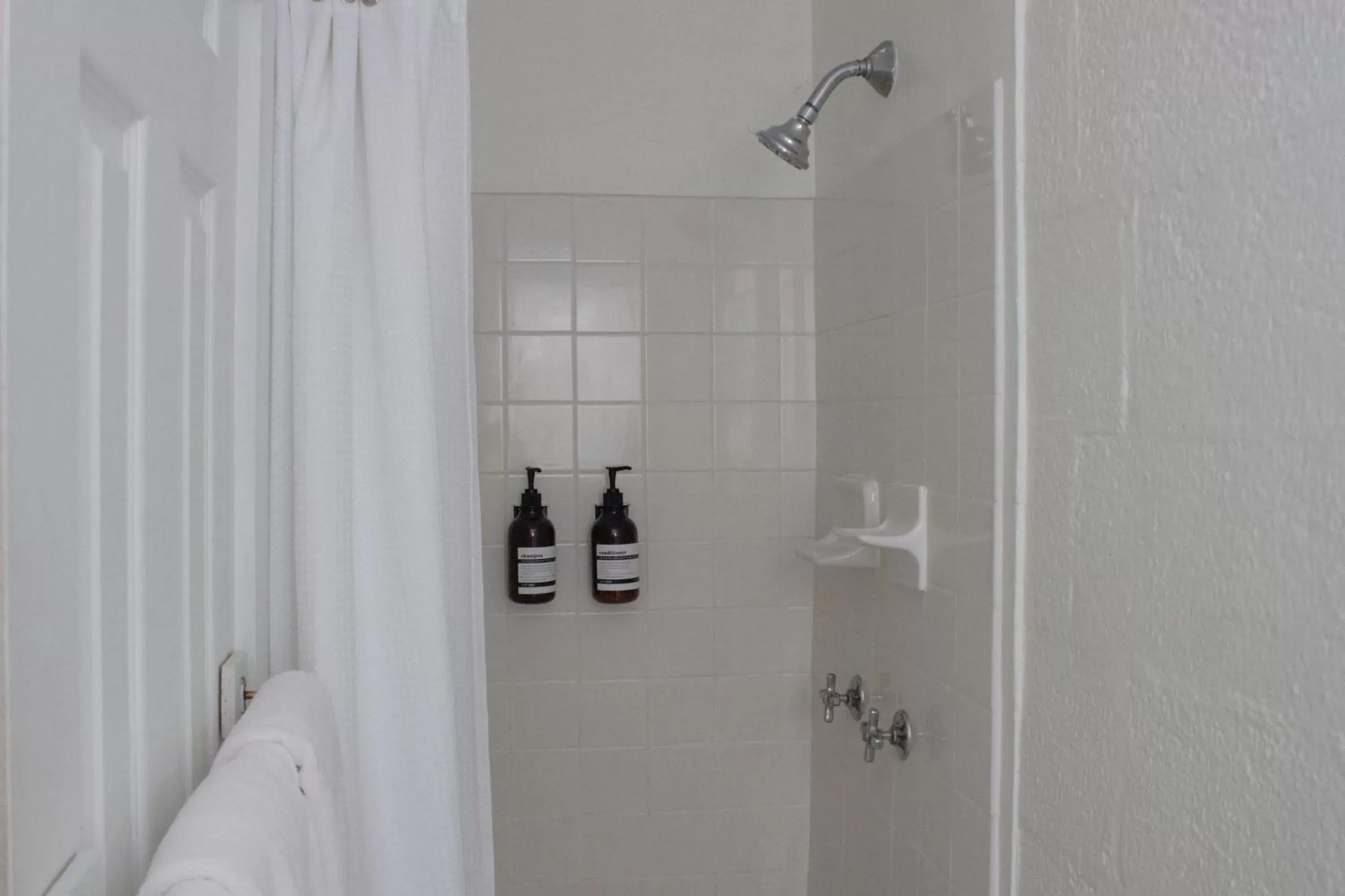 Shower, Bathroom in Anchor Inn