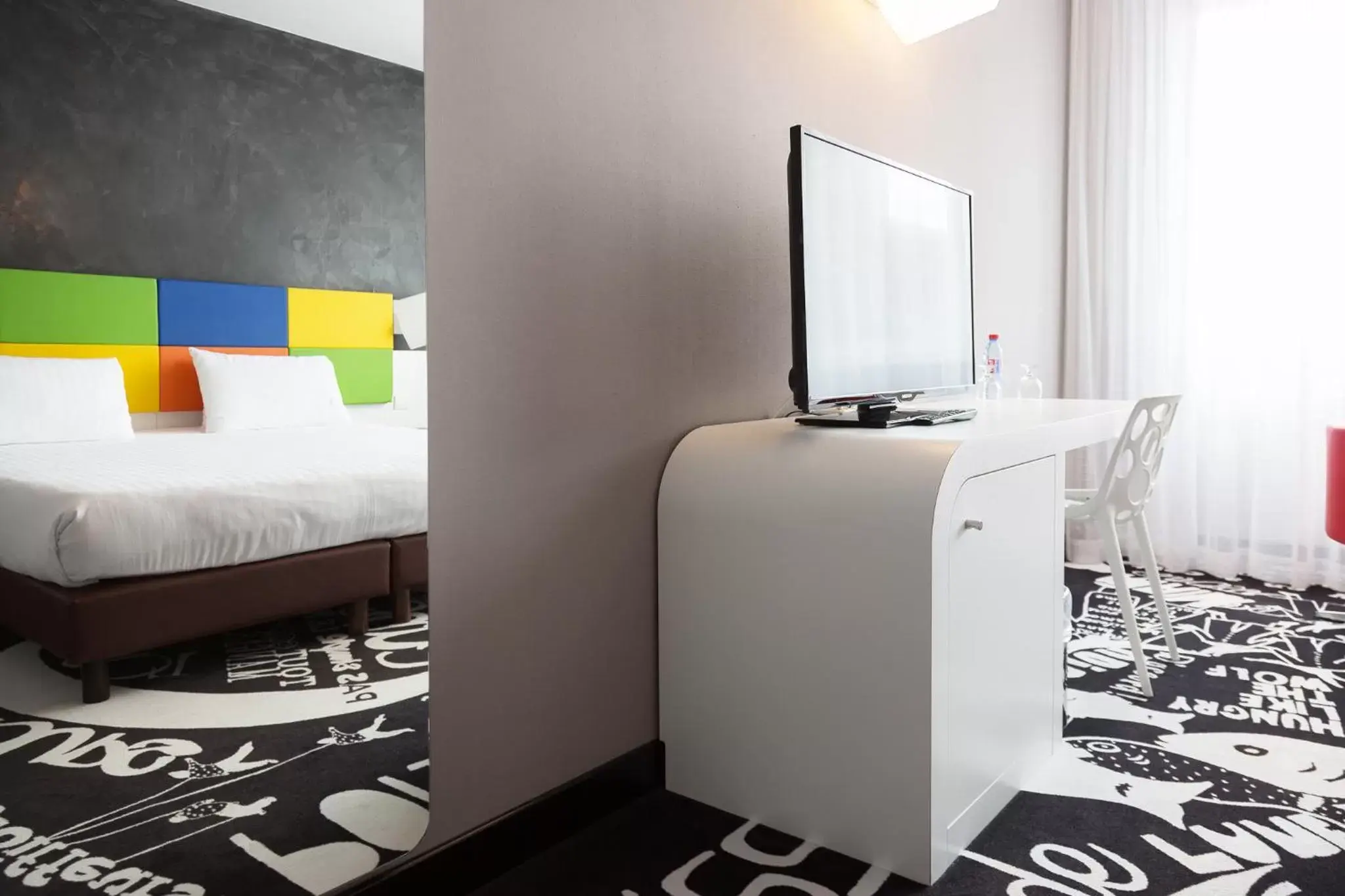 TV and multimedia, TV/Entertainment Center in Hotel Tristar