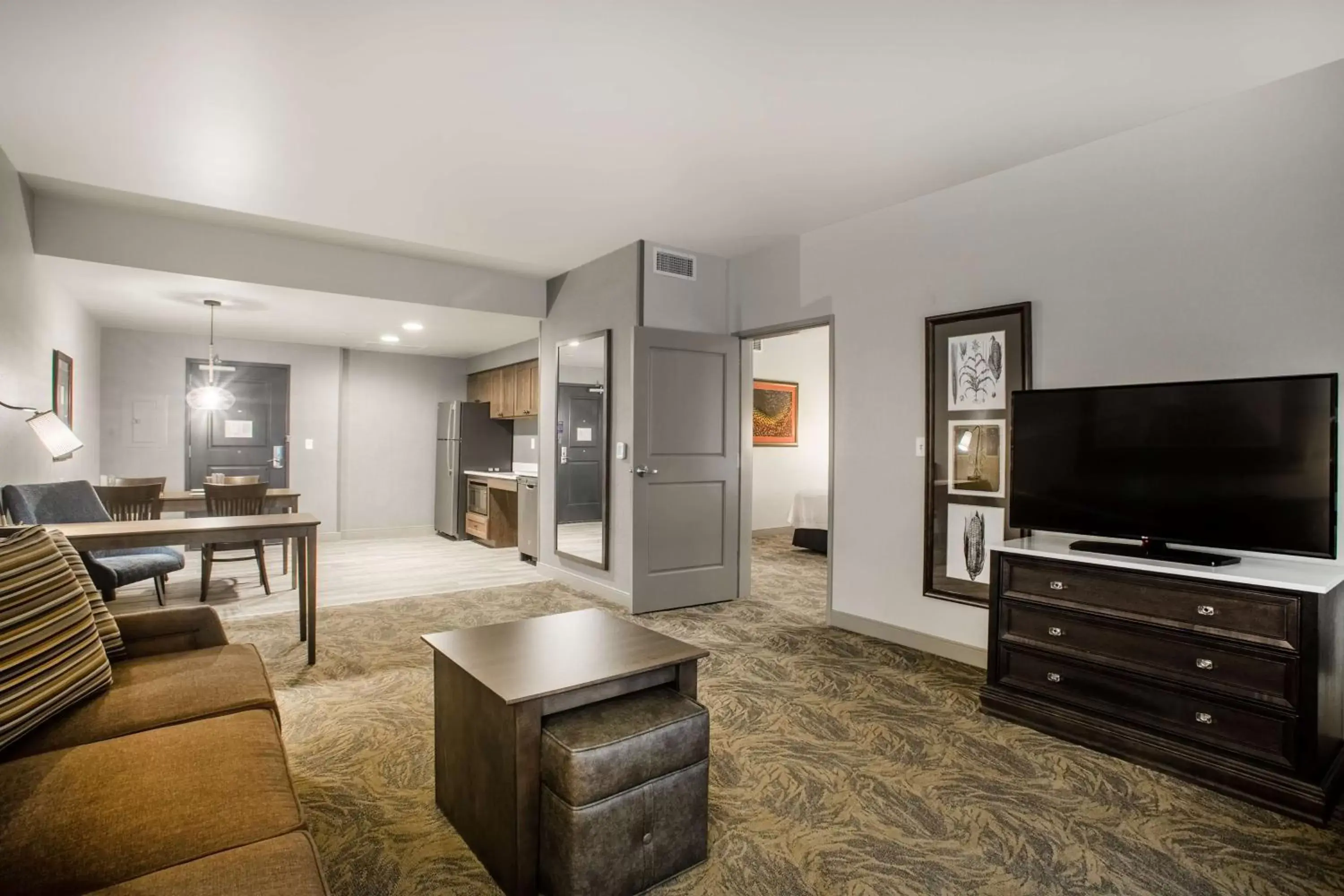 Living room, TV/Entertainment Center in Homewood Suites By Hilton Salina/Downtown, Ks