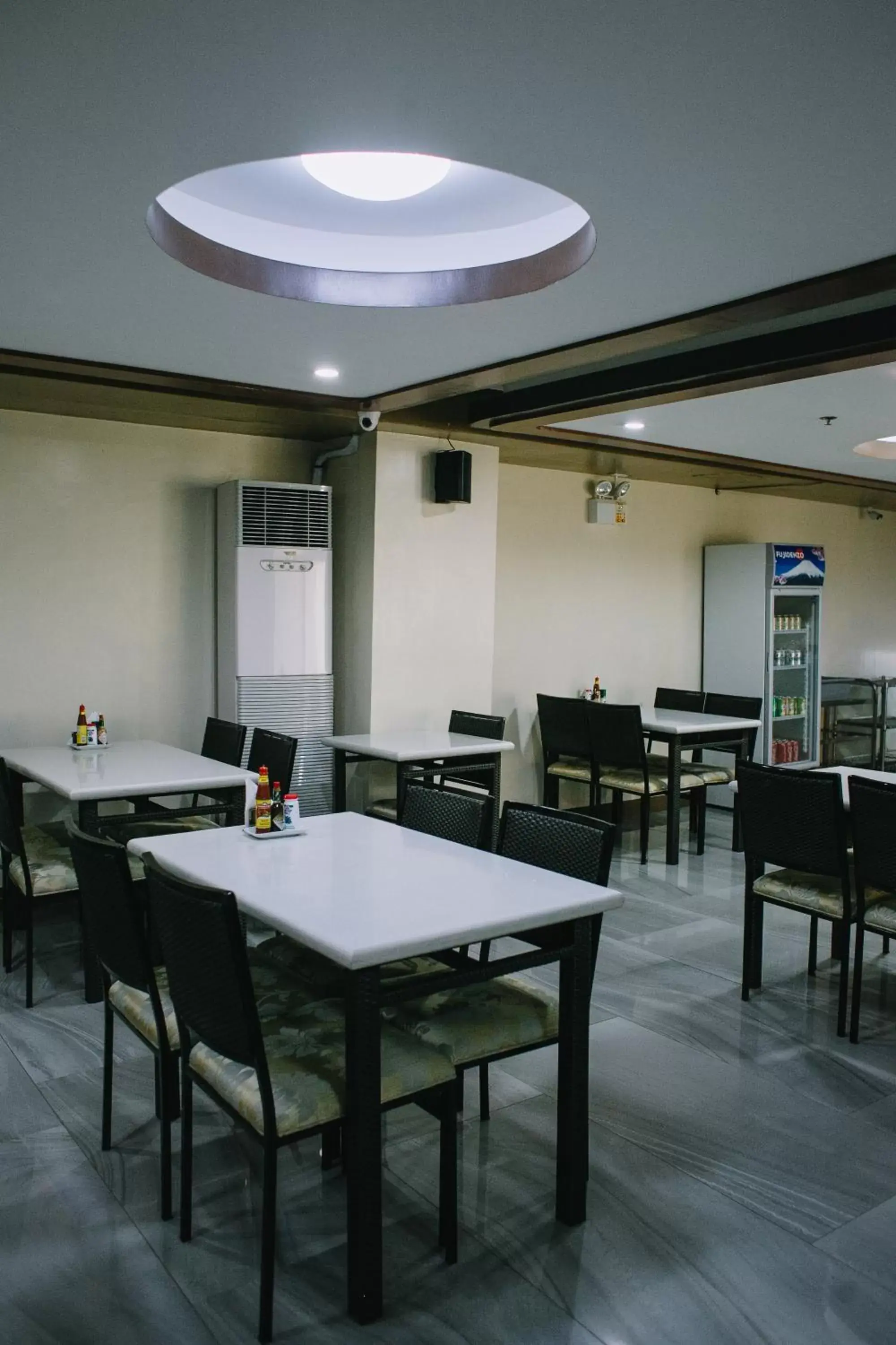 Restaurant/Places to Eat in Leope Hotel