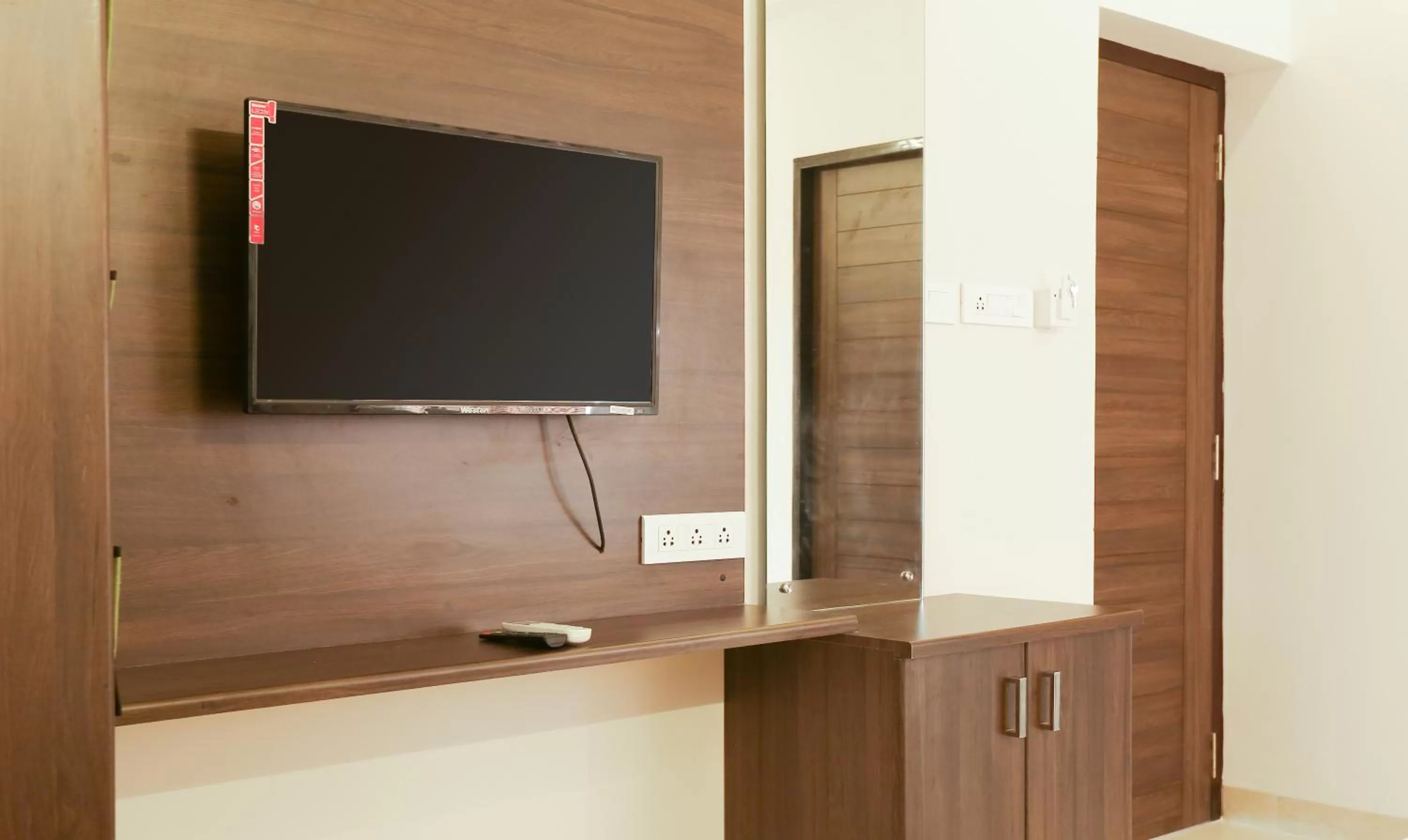 TV and multimedia in Treebo Hi Line Apartments Kalapatti