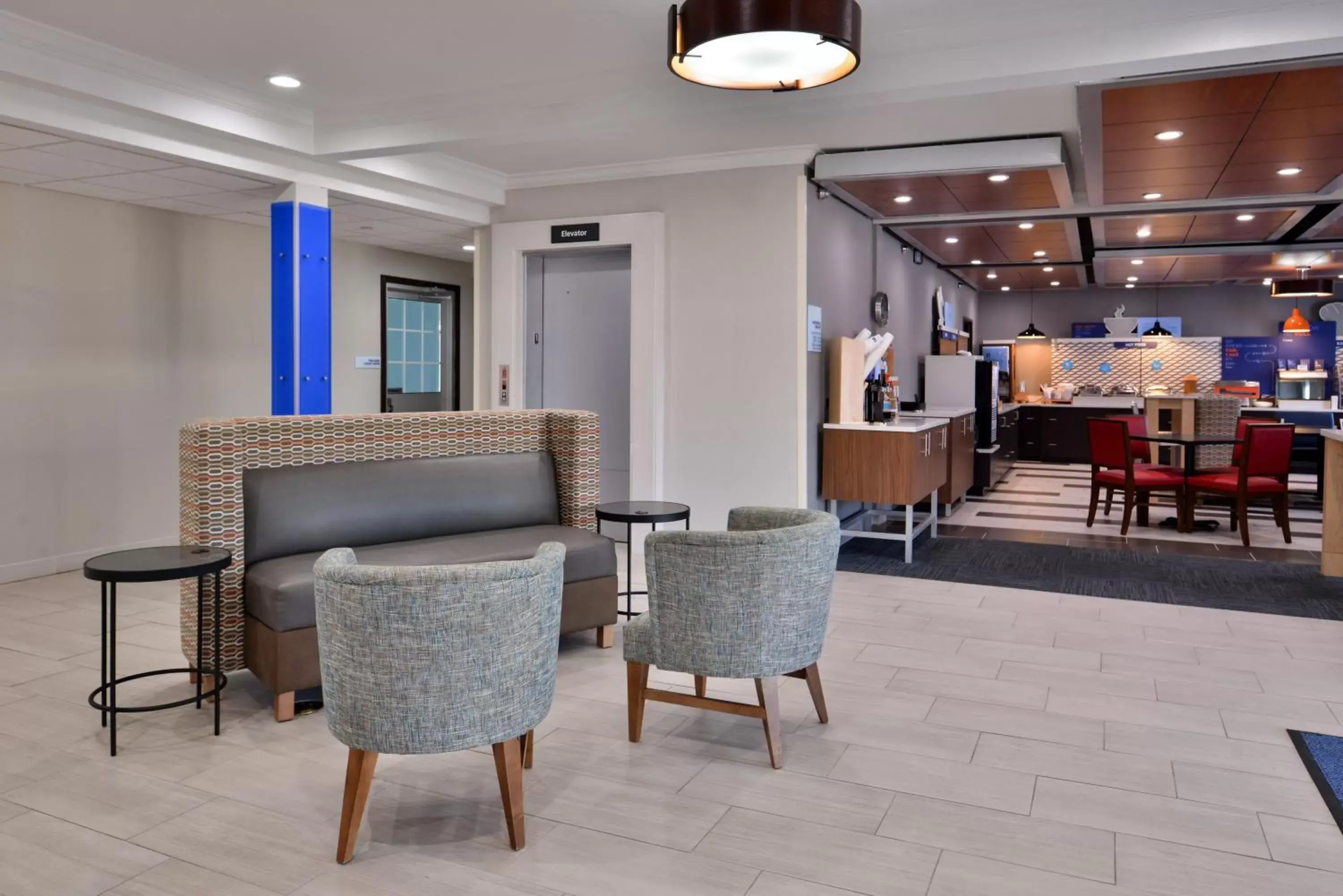 Property building, Lounge/Bar in Holiday Inn Express Hotel & Suites North Kansas City, an IHG Hotel