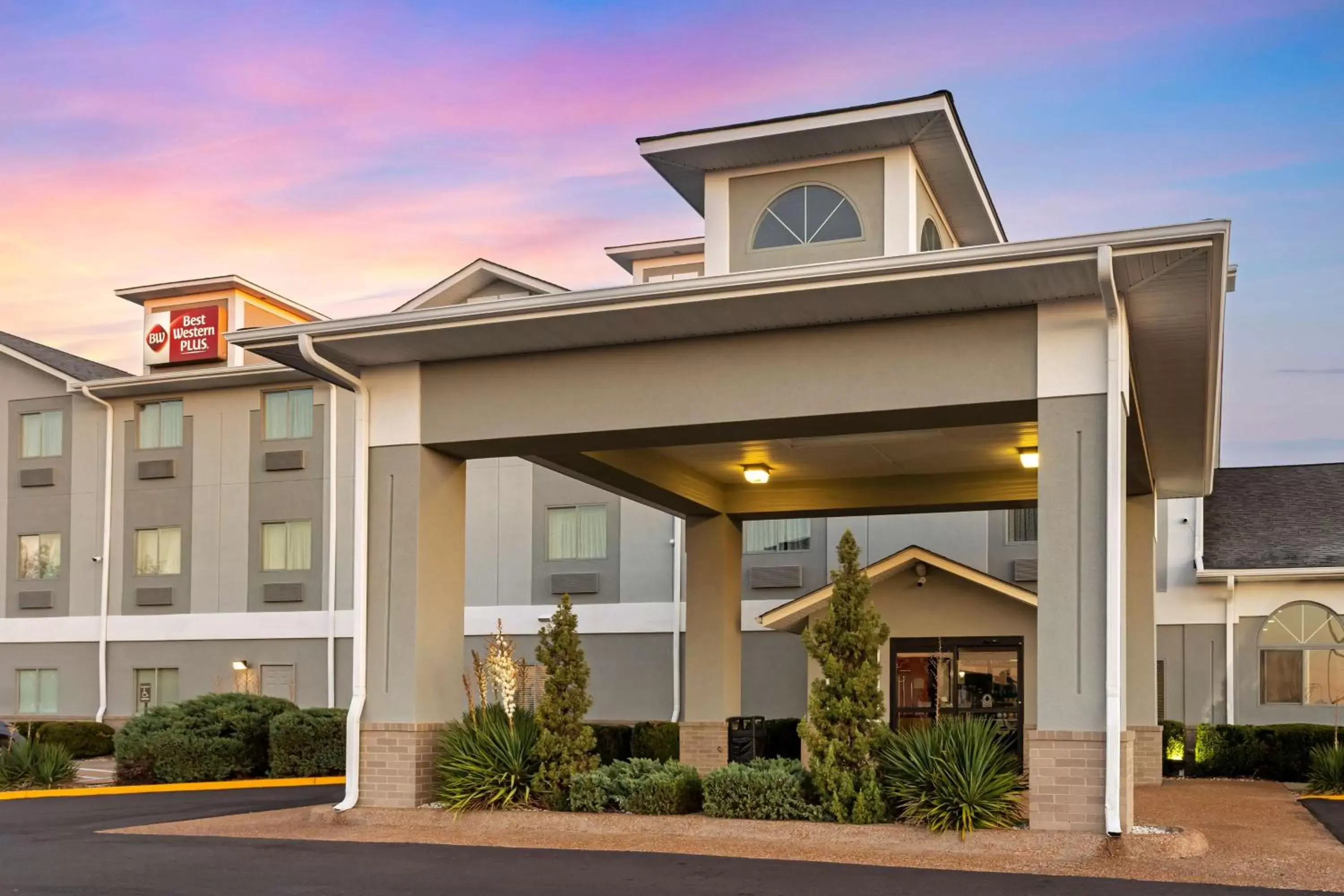 Property Building in Best Western Plus Searcy Inn