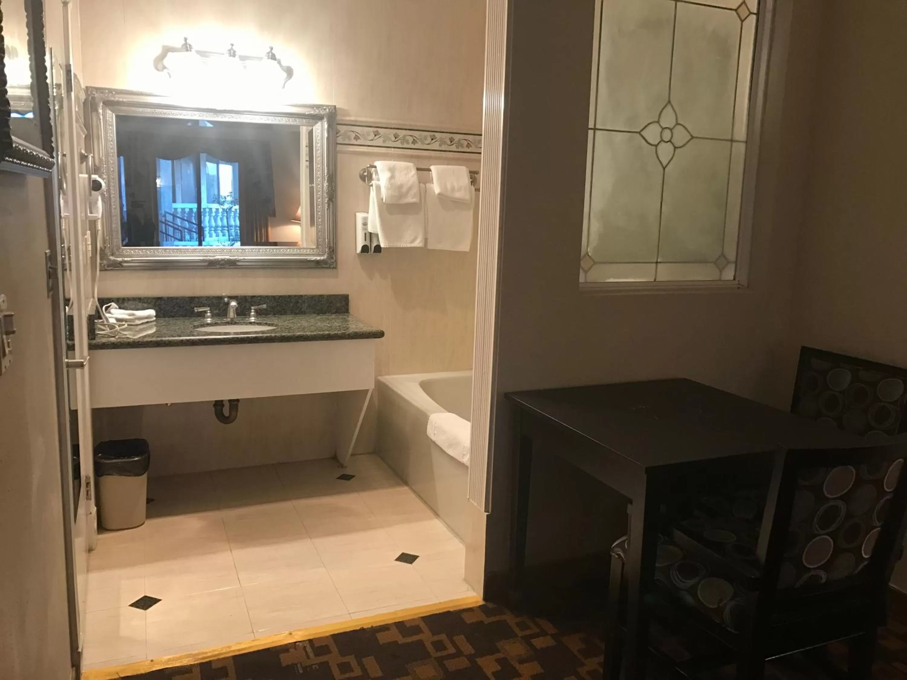 Bathroom in Castaic Inn Six Flags Valencia