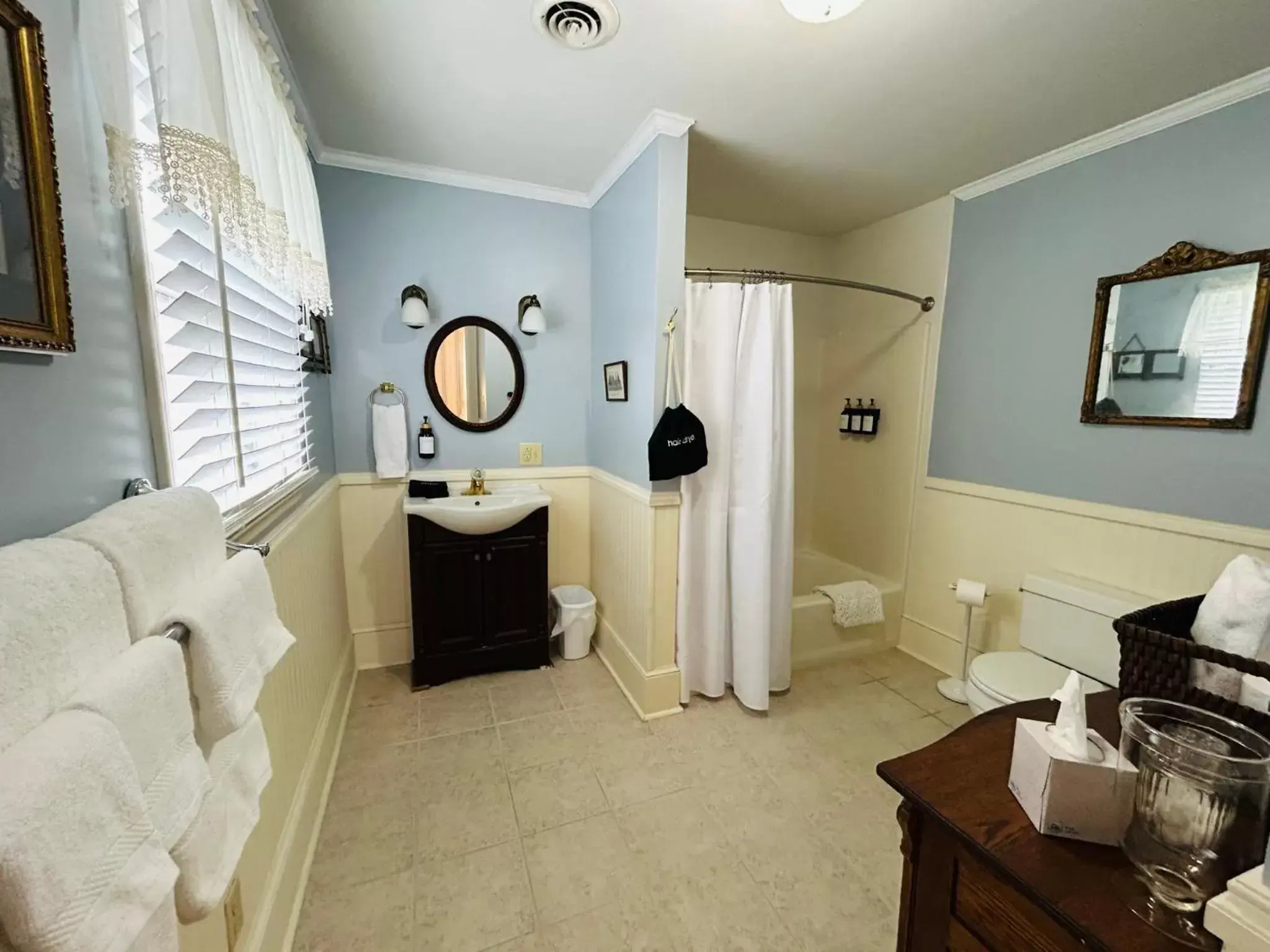 Bathroom, Seating Area in The Claiborne Bed and Breakfast