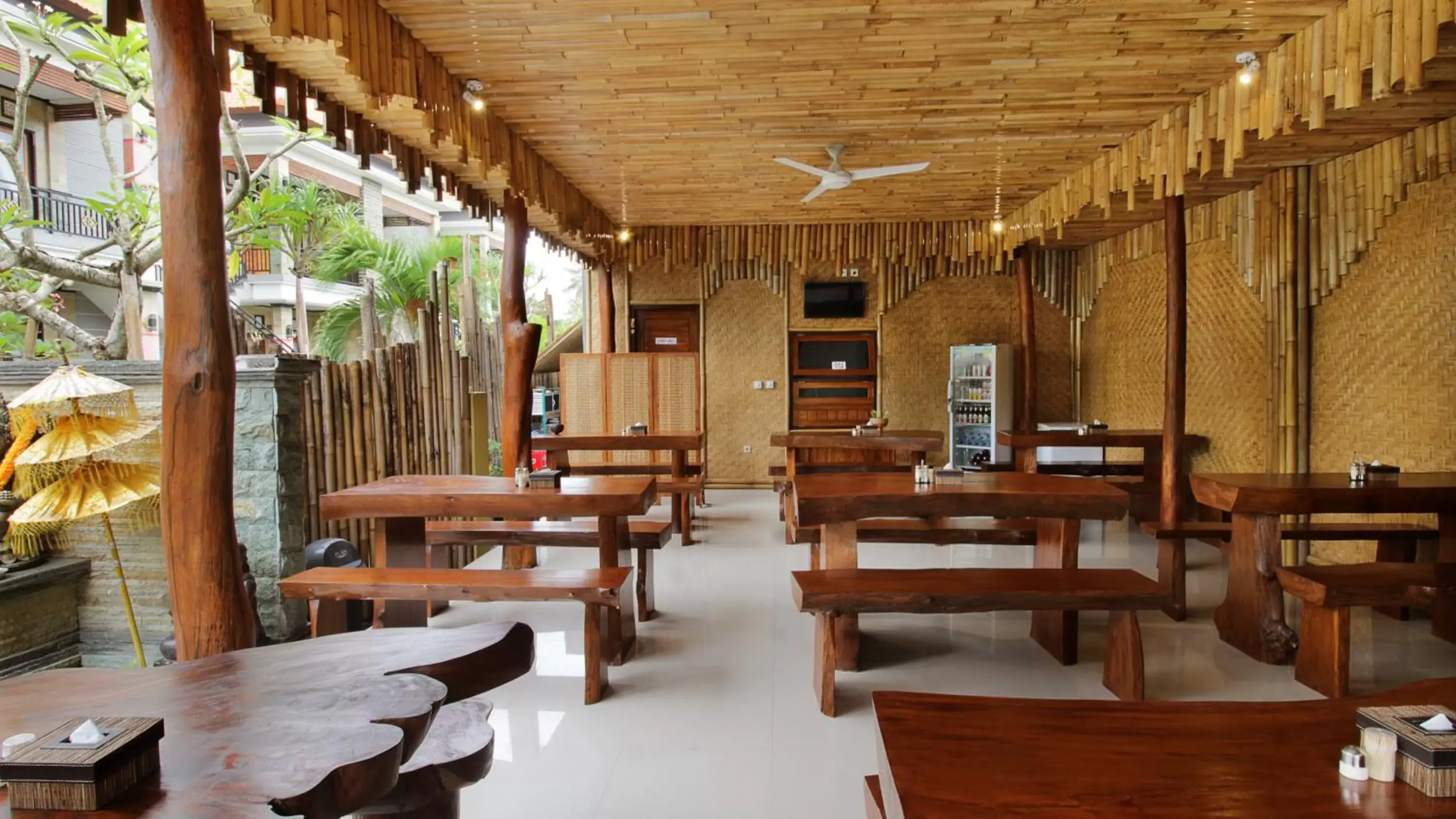 Restaurant/places to eat in Hotel Arsa Santhi Nusa Penida Restaurant/places to eat in Hotel Arsa Santhi Nusa Penida
