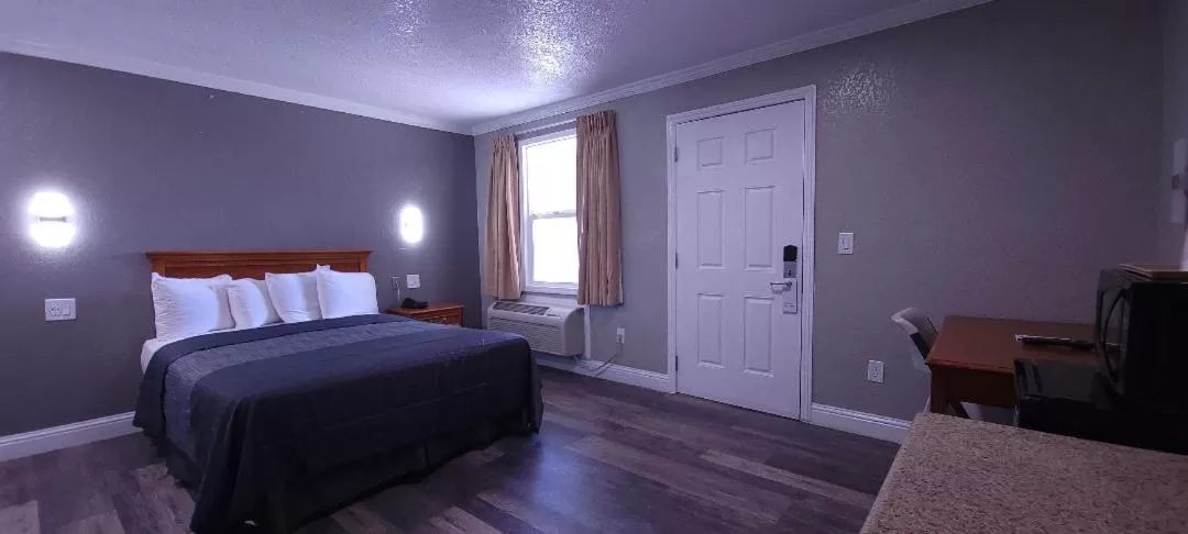 Photo of the whole room, Bed in Rodeway Inn Chico University Area