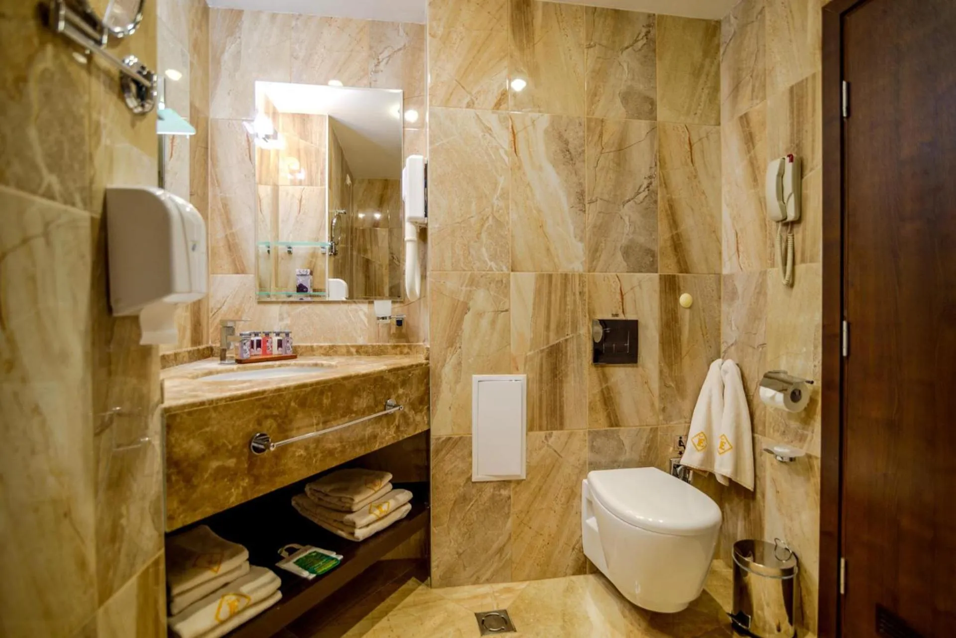 Shower in International Hotel Casino & Tower Suites