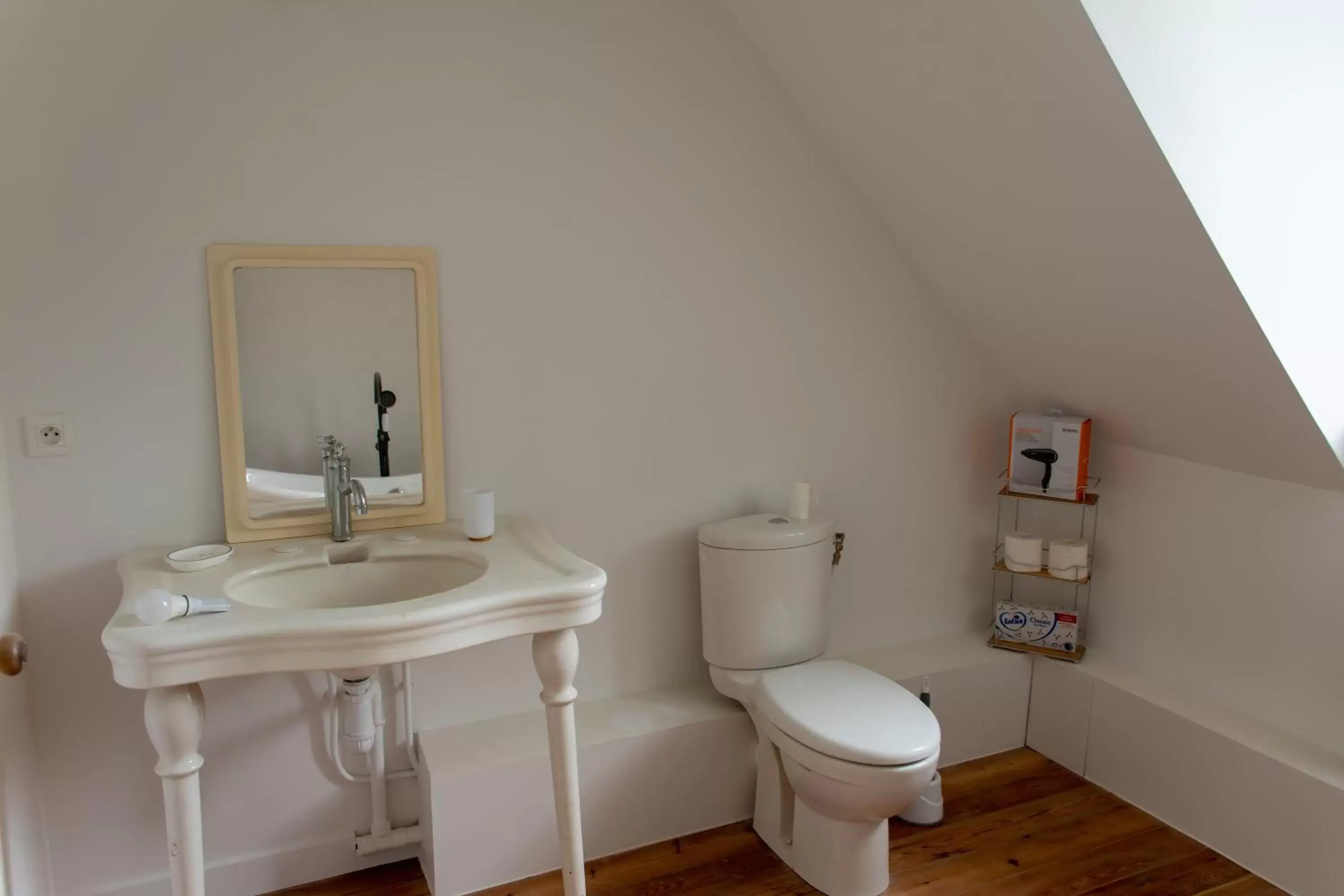 Toilet, Bathroom in Chambres d'hôtes Château de Saint Etienne du Bois