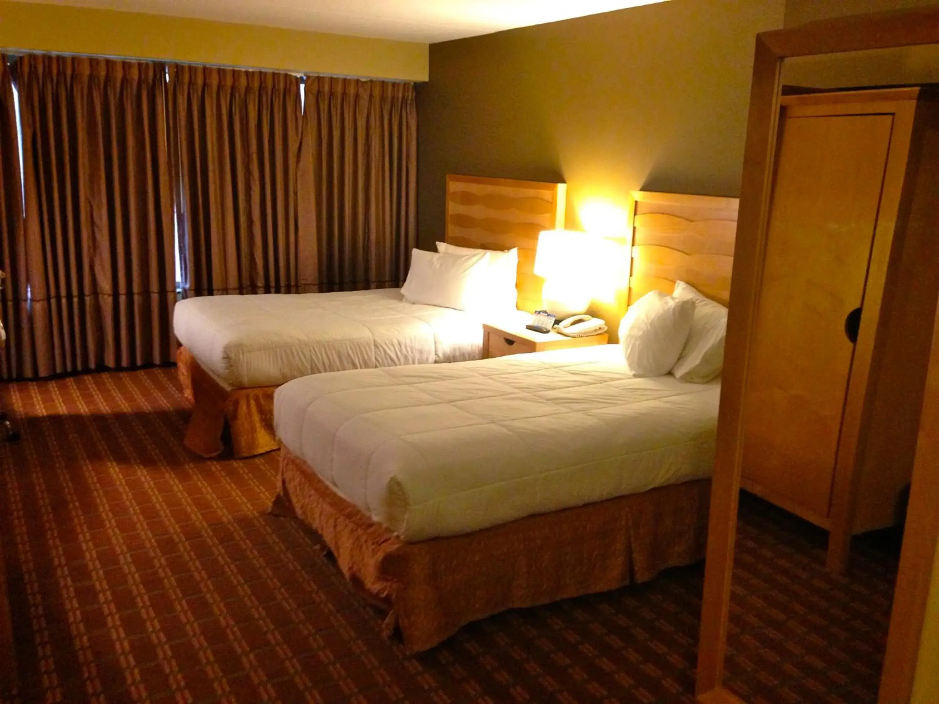 Bed in The Avalon Hotel and Conference Center