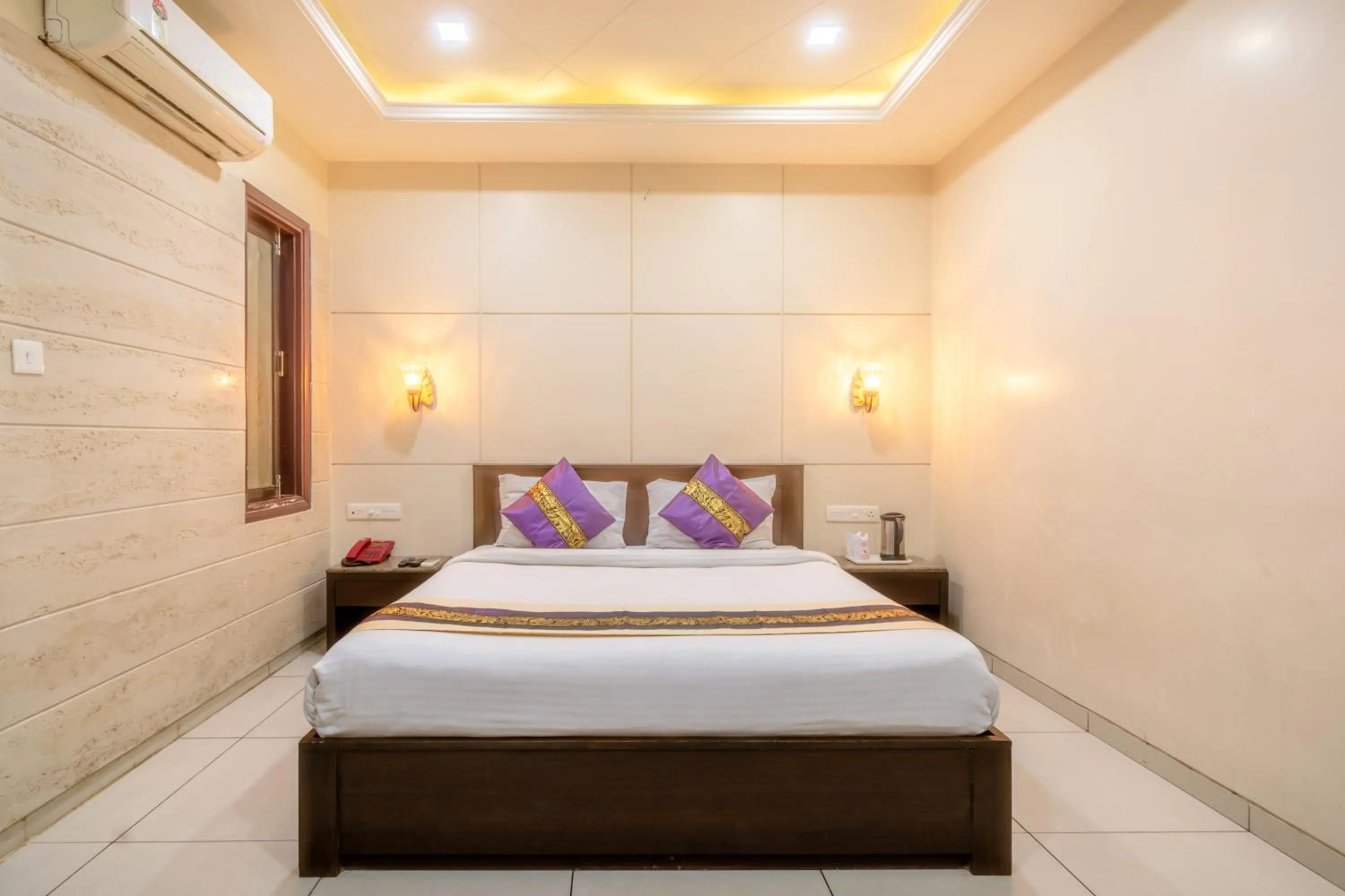 Bedroom, Bed in Hotel Sunday Inn