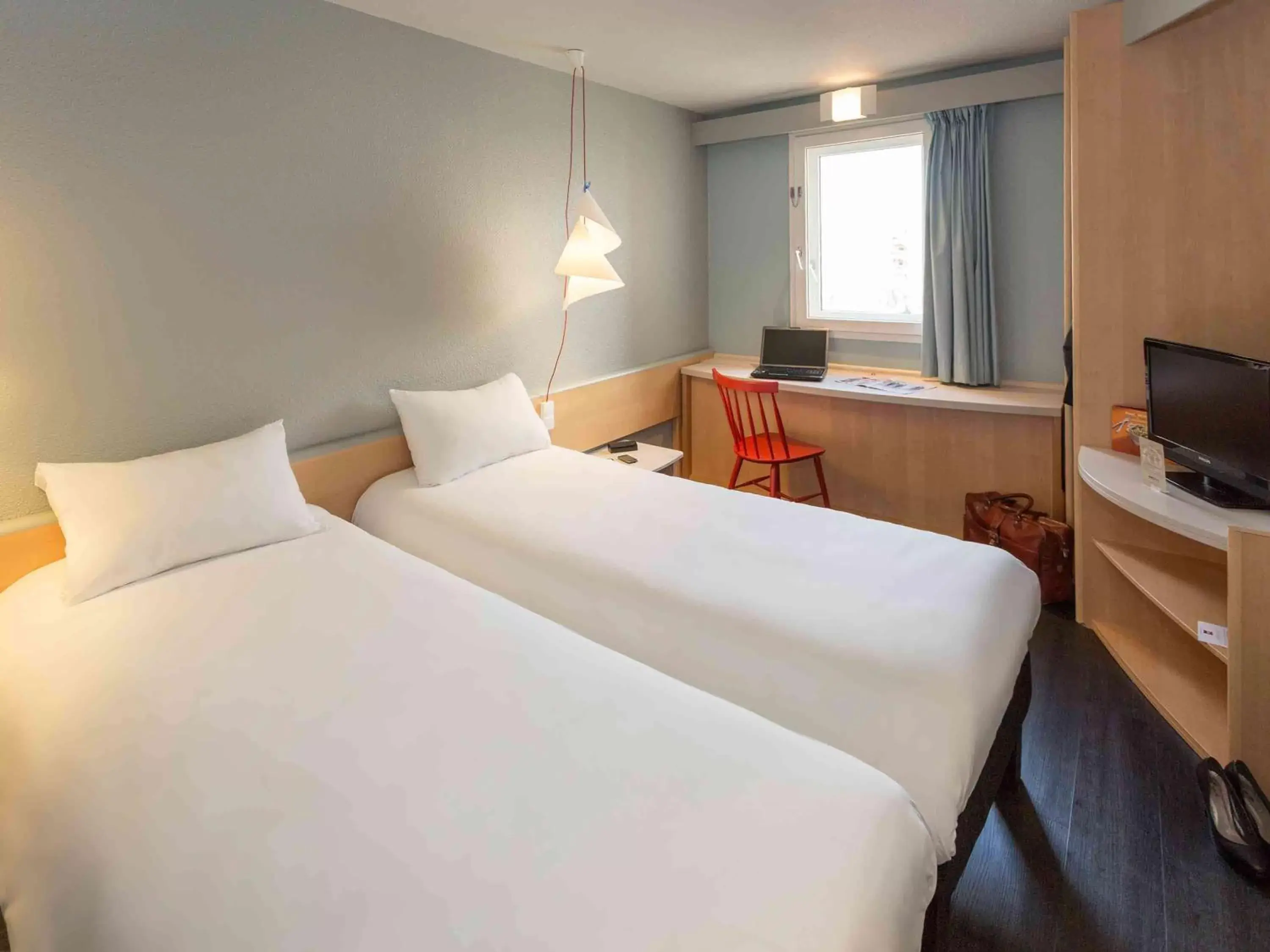 Photo of the whole room, Bed in ibis Montélimar Nord