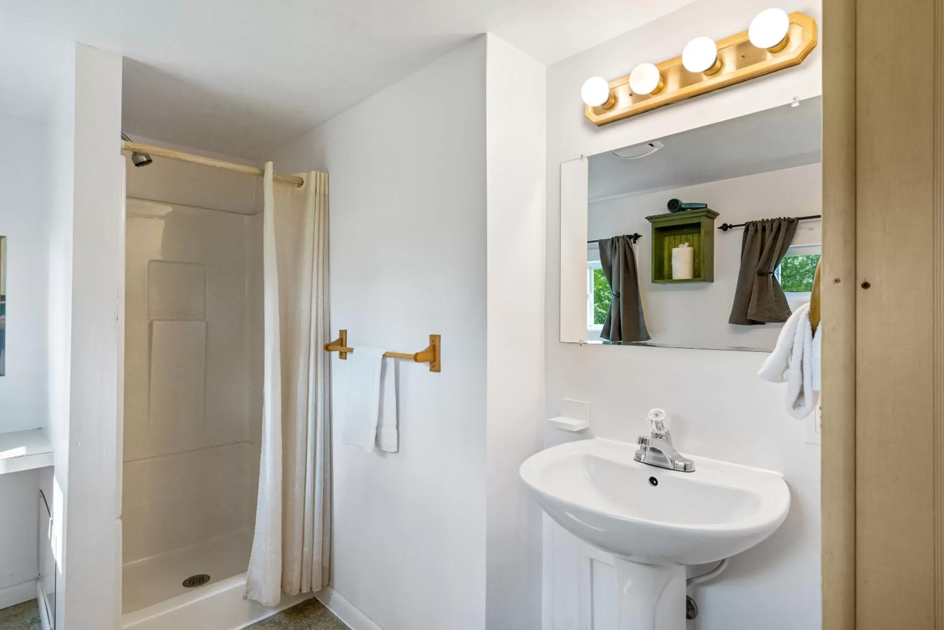 Shower, Bathroom in South Arm Retreats