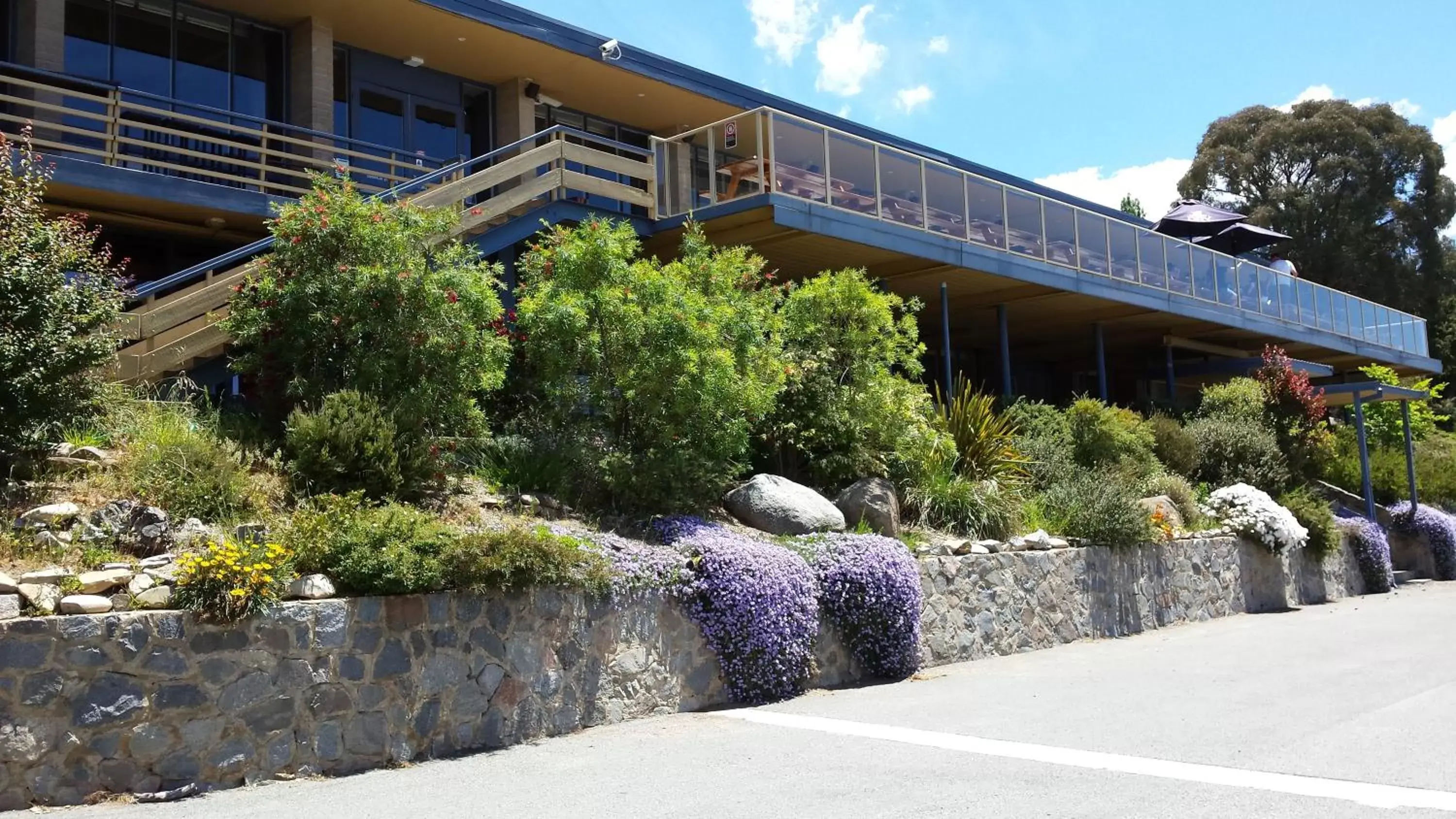 Facade/entrance, Property Building in Lake Jindabyne Hotel