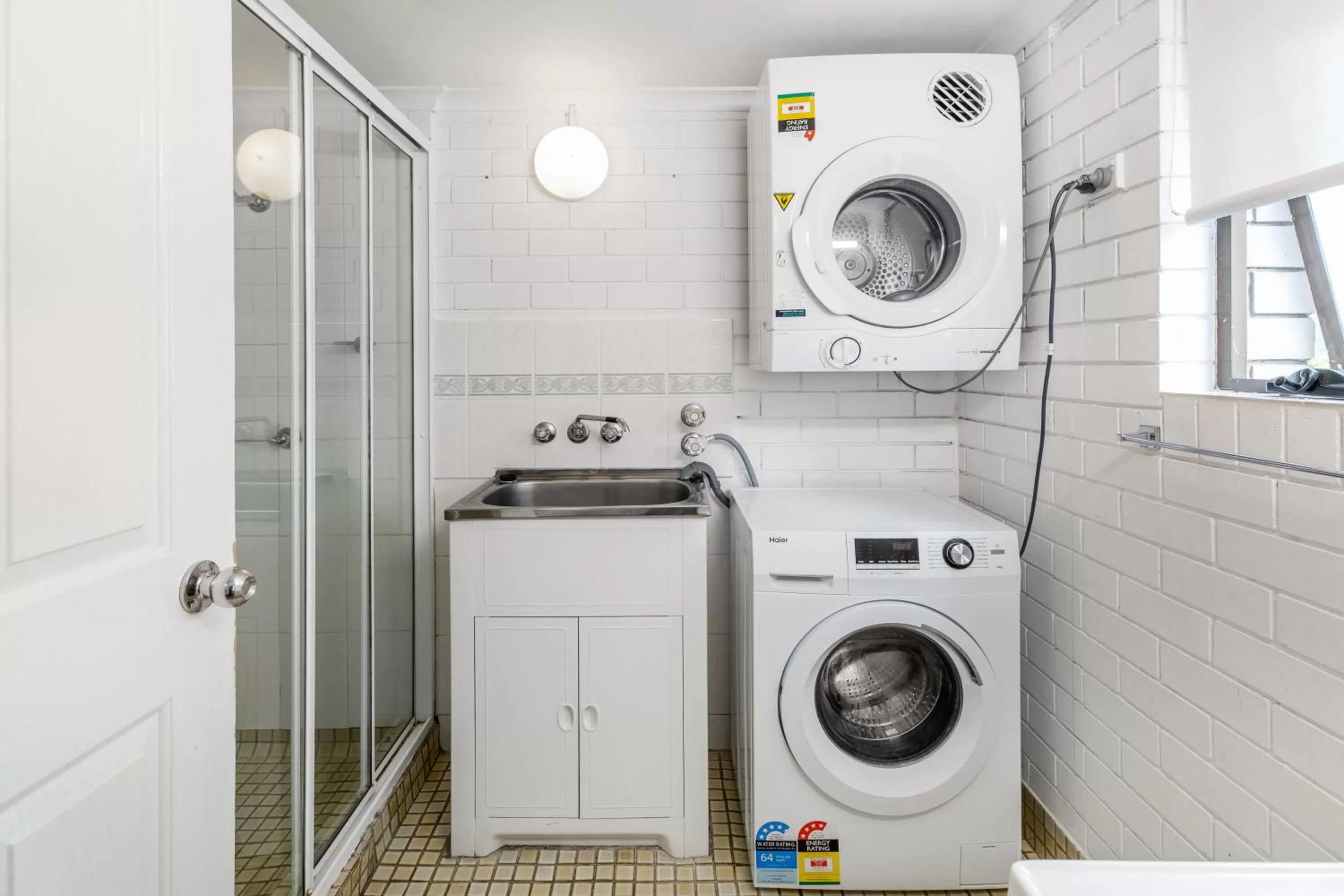 Bathroom in Trickett Gardens Holiday Inn