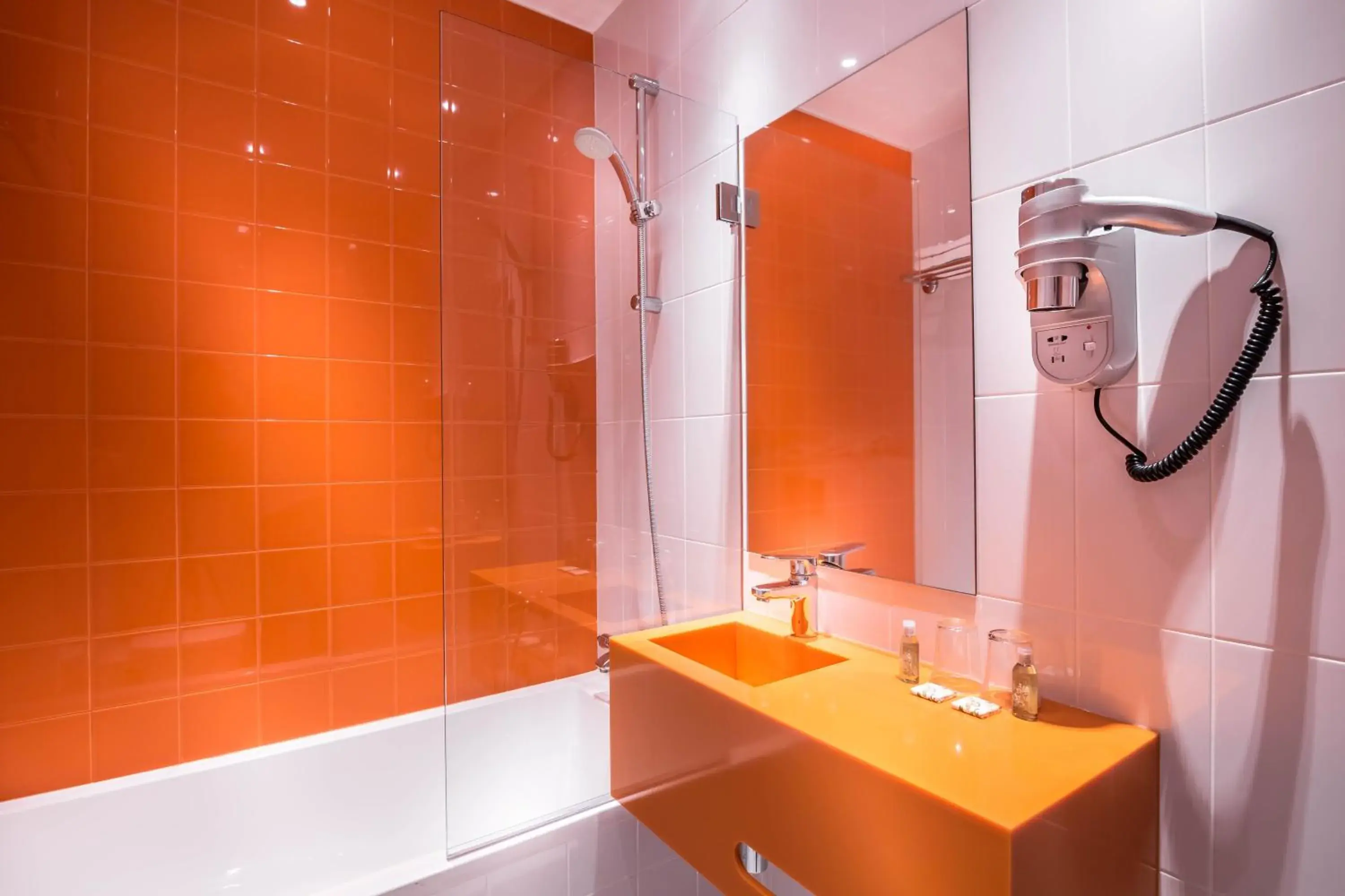 Shower, Bathroom in Hotel Concortel